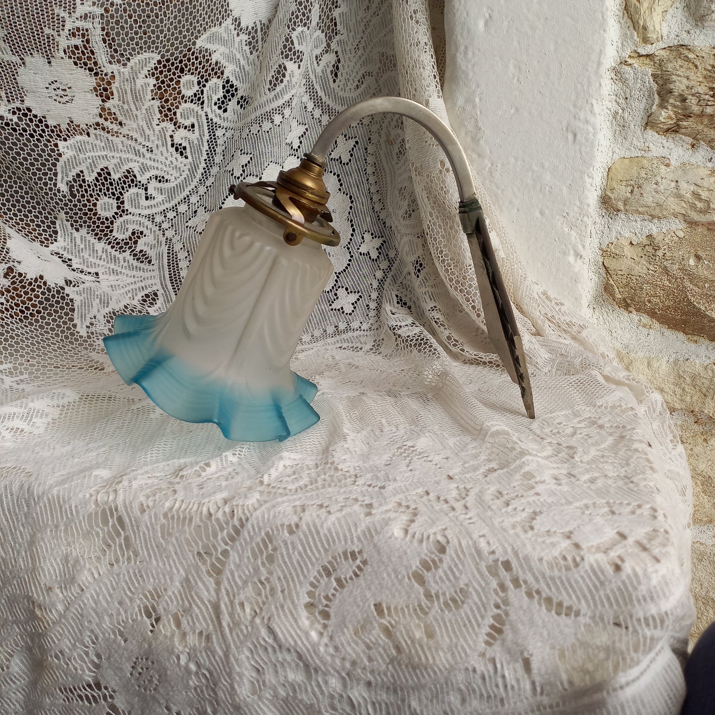 Applique murale ancienne avec abat-jour tulipe en verre dépoli blanc et bleu