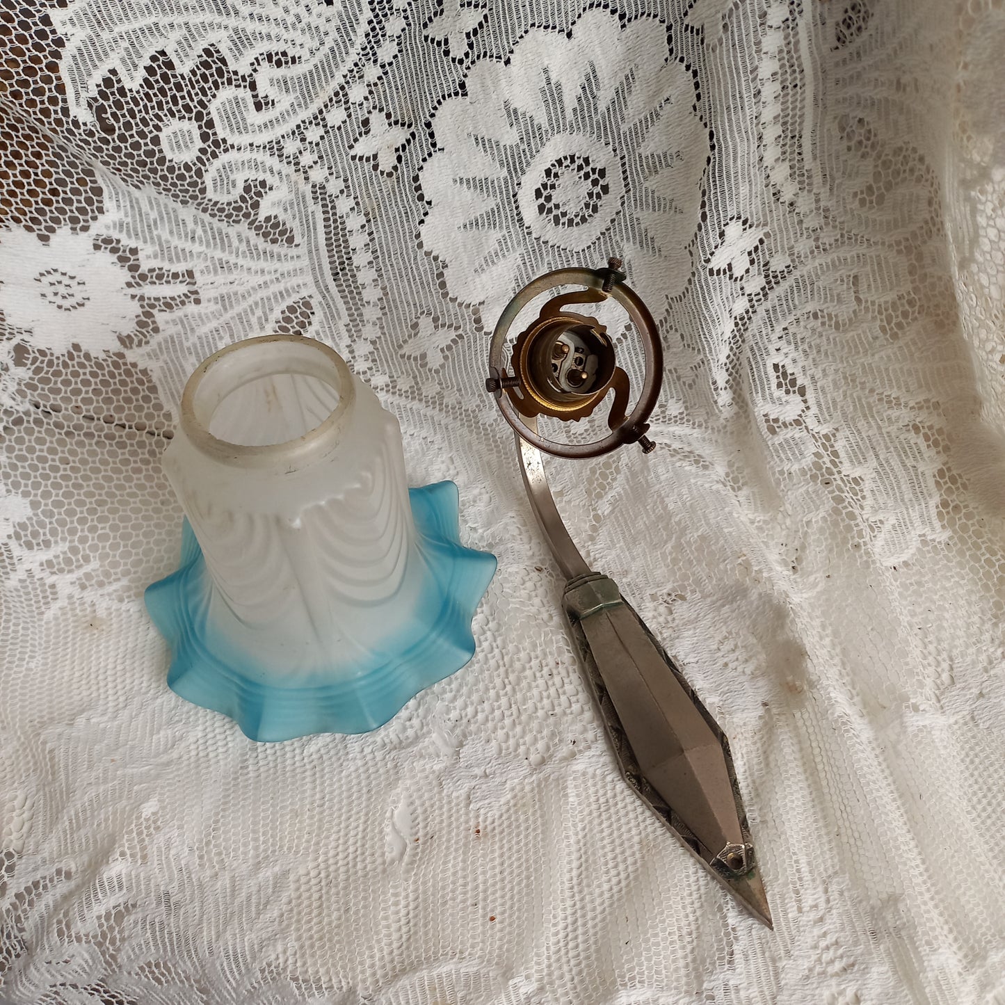 Applique murale ancienne avec abat-jour tulipe en verre dépoli blanc et bleu