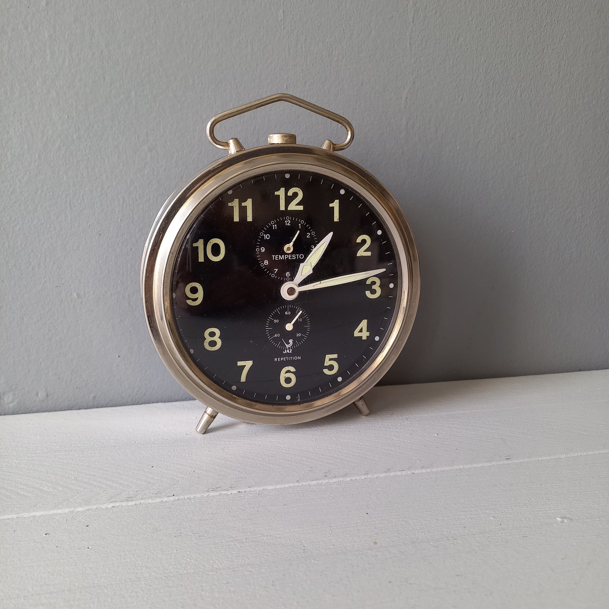 A large French vintage alarm clock by premier clock manufacturer Jaz. In good working condition including the alarm. This mechanical clock gives a pleasing ticking sound that varies in speed sometimes. Circa. 1970s.