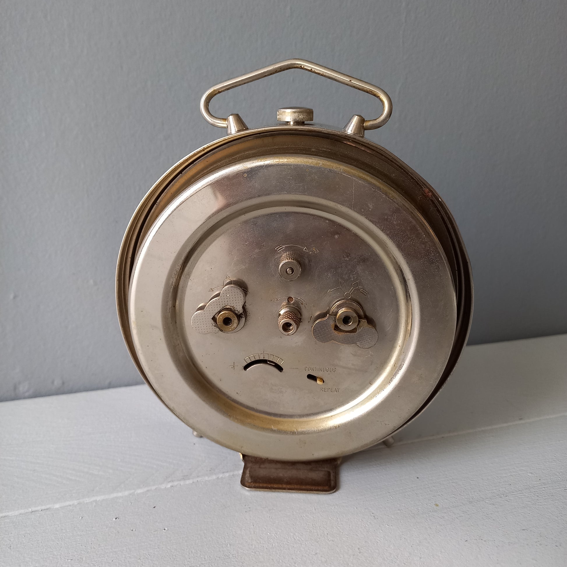 A large French vintage alarm clock by premier clock manufacturer Jaz. In good working condition including the alarm. This mechanical clock gives a pleasing ticking sound that varies in speed sometimes. Circa. 1970s.