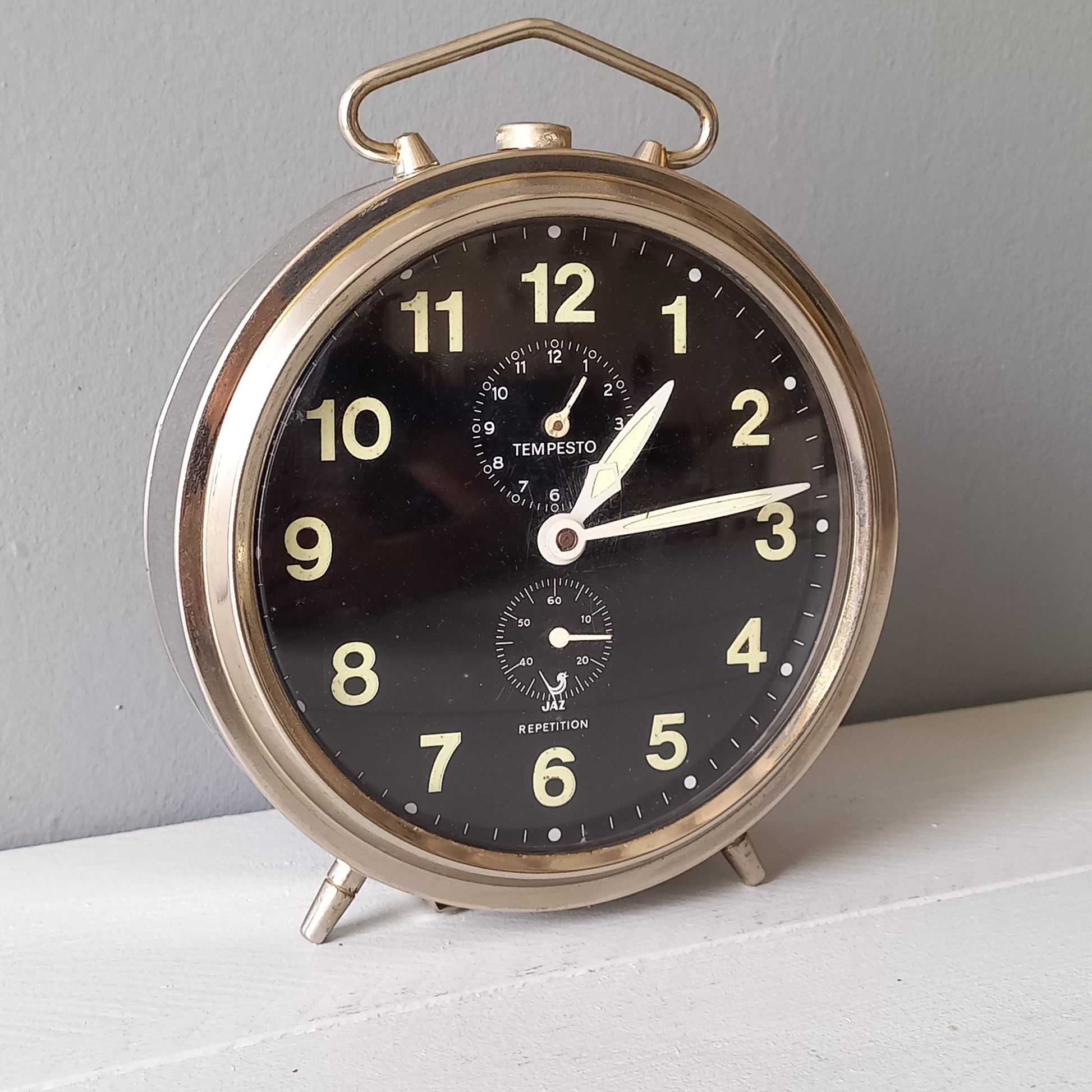 A large French vintage alarm clock by premier clock manufacturer Jaz. In good working condition including the alarm. This mechanical clock gives a pleasing ticking sound that varies in speed sometimes. Circa. 1970s.