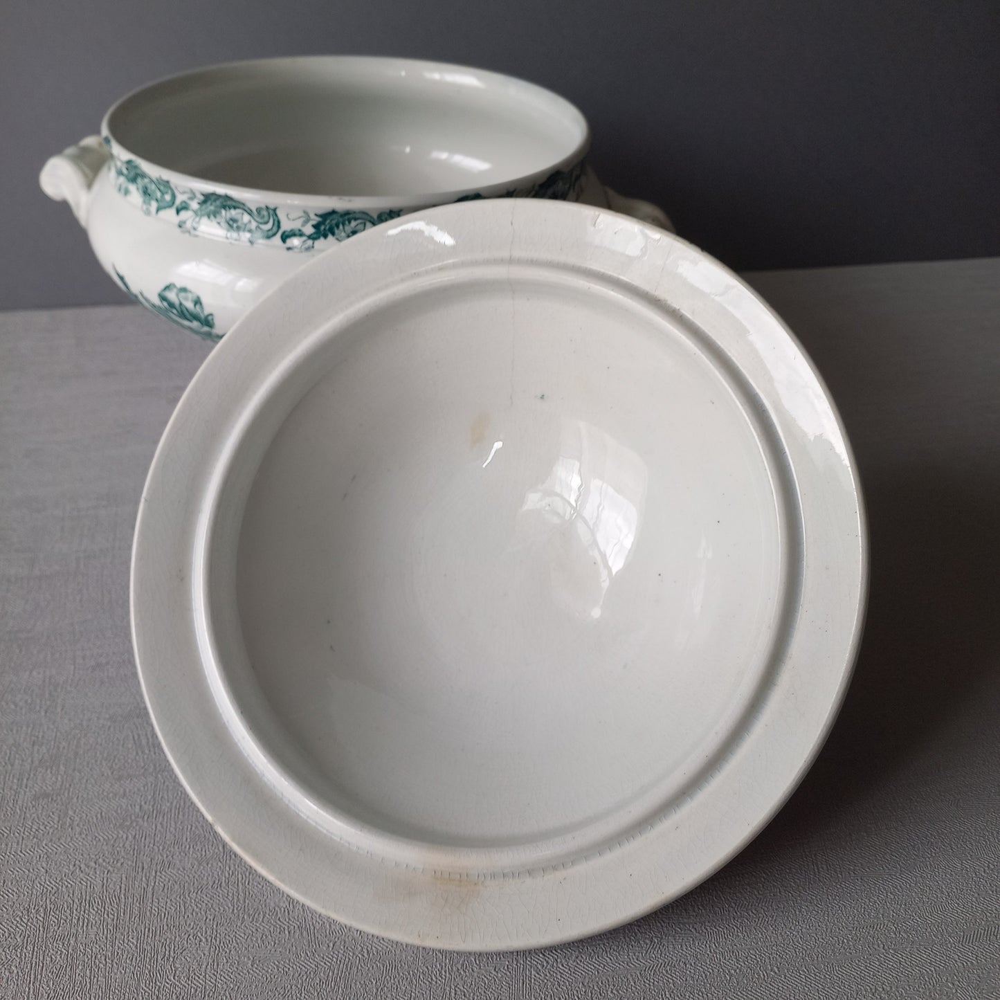 A delightful small-sized antique ironstone soup tureen by French manufacturer, St. Amand. This tureen is adorned with a beautiful teal coloured floral transferware pattern and has a splendid little handle on the lid. In summary, an elegant piece with just enough patina of age to give it character.