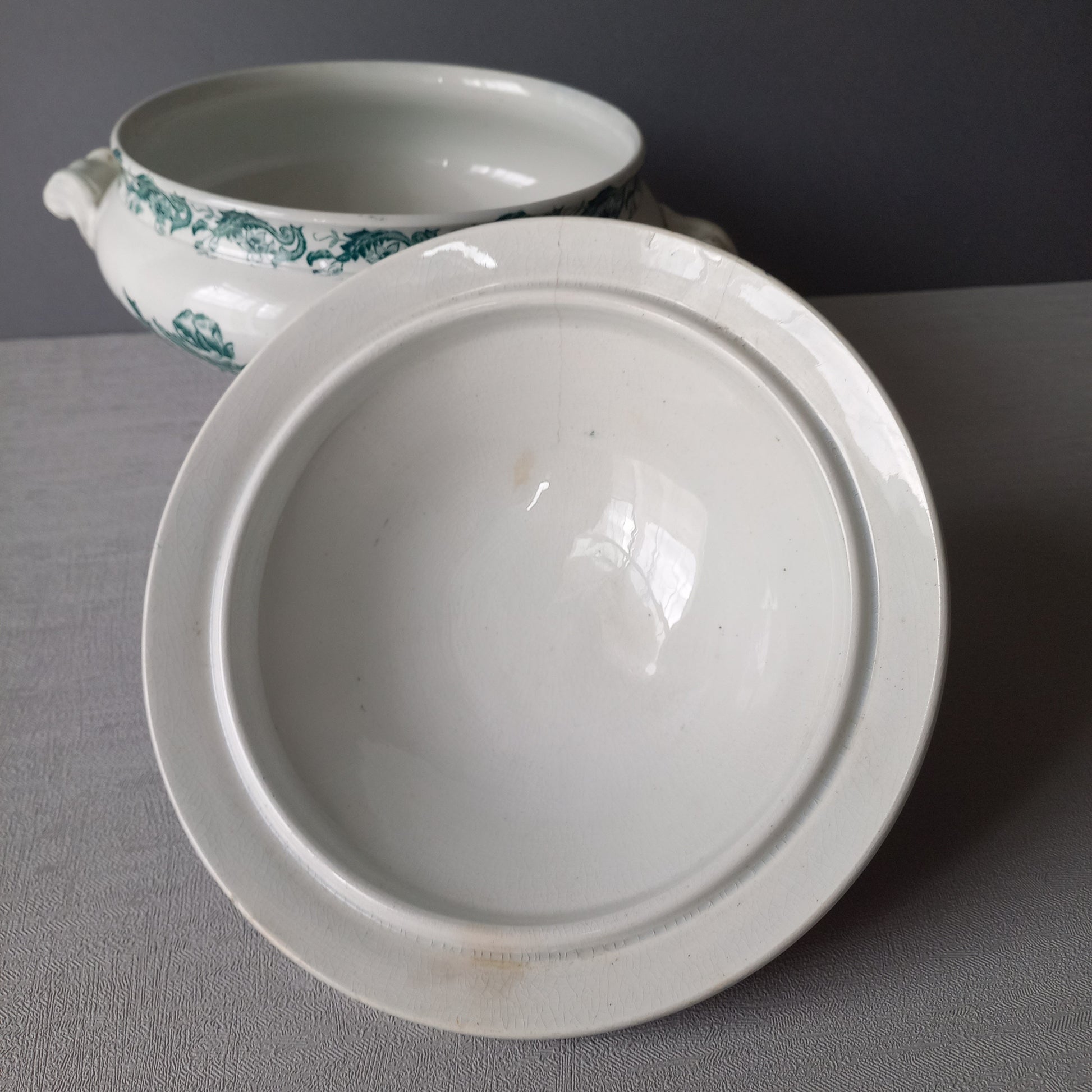 A delightful small-sized antique ironstone soup tureen by French manufacturer, St. Amand. This tureen is adorned with a beautiful teal coloured floral transferware pattern and has a splendid little handle on the lid. In summary, an elegant piece with just enough patina of age to give it character.