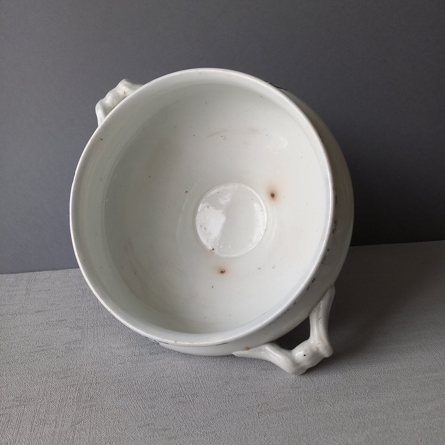 A delightful small-sized antique ironstone soup tureen by French manufacturer, St. Amand. This tureen is adorned with a beautiful teal coloured floral transferware pattern and has a splendid little handle on the lid. In summary, an elegant piece with just enough patina of age to give it character.