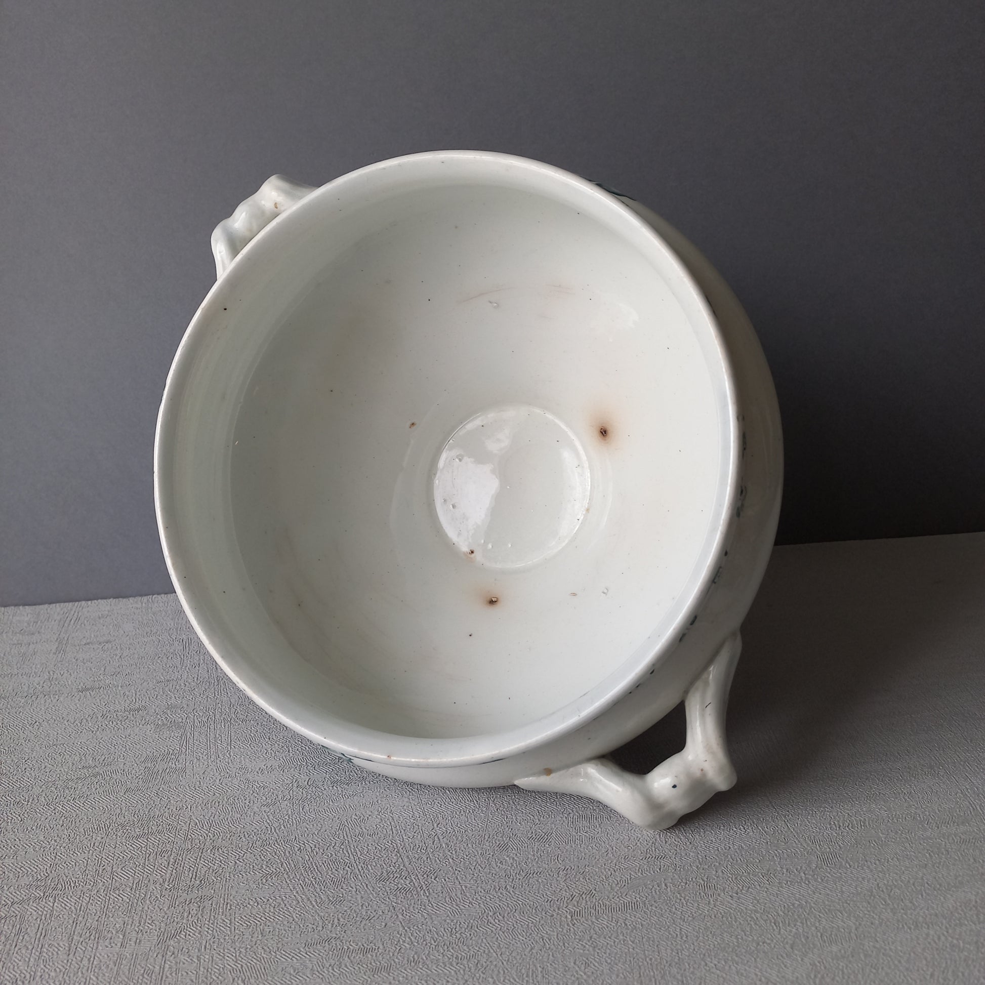 A delightful small-sized antique ironstone soup tureen by French manufacturer, St. Amand. This tureen is adorned with a beautiful teal coloured floral transferware pattern and has a splendid little handle on the lid. In summary, an elegant piece with just enough patina of age to give it character.