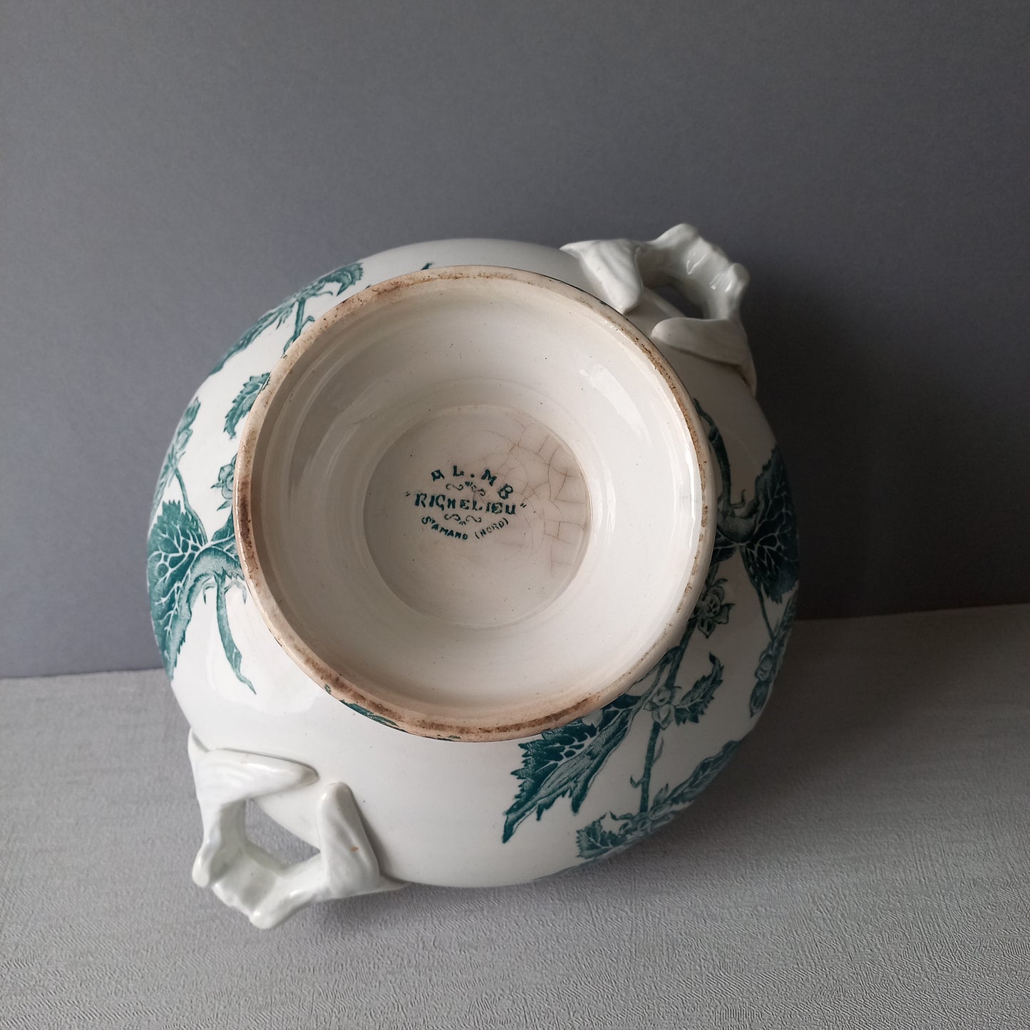 A delightful small-sized antique ironstone soup tureen by French manufacturer, St. Amand. This tureen is adorned with a beautiful teal coloured floral transferware pattern and has a splendid little handle on the lid. In summary, an elegant piece with just enough patina of age to give it character.