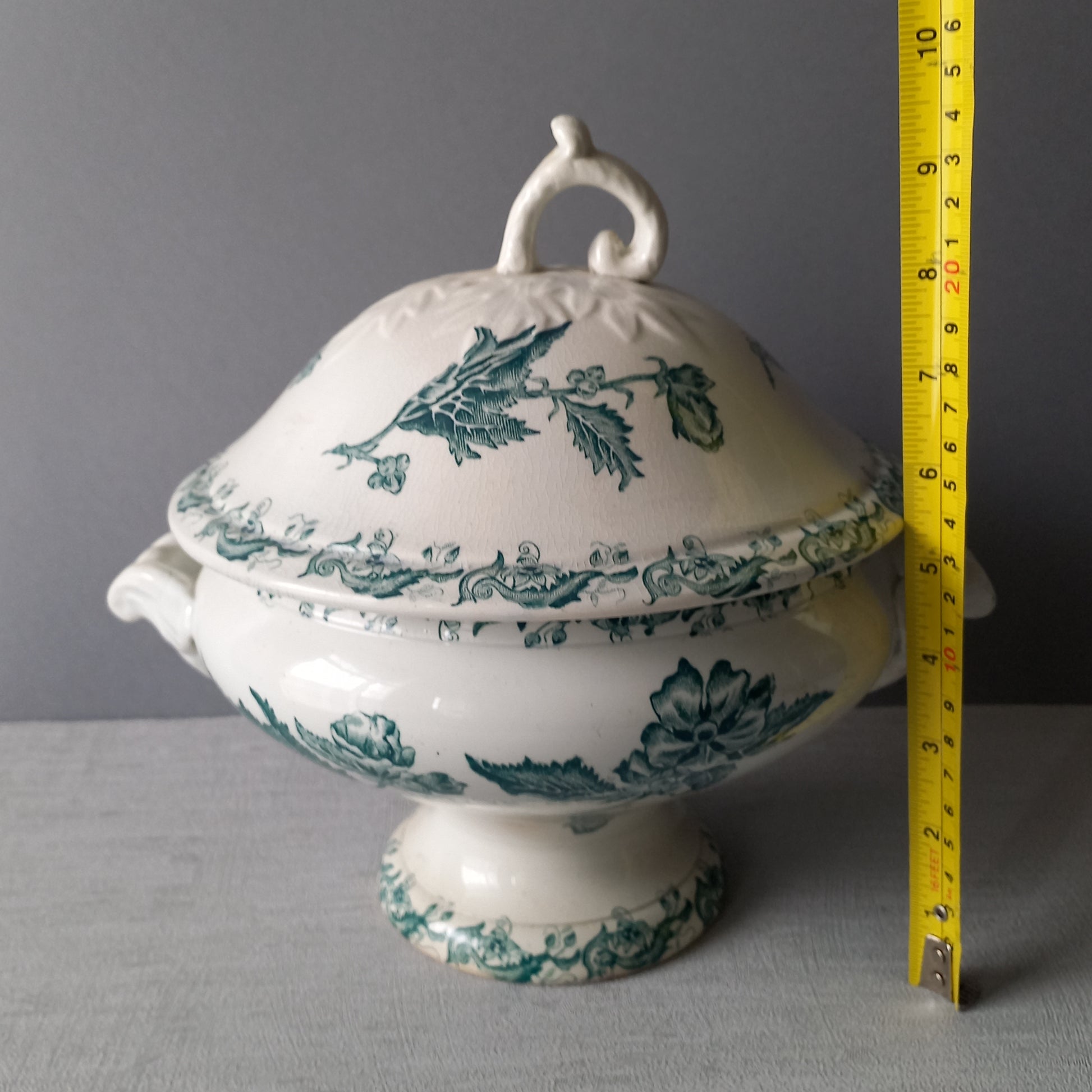 A delightful small-sized antique ironstone soup tureen by French manufacturer, St. Amand. This tureen is adorned with a beautiful teal coloured floral transferware pattern and has a splendid little handle on the lid. In summary, an elegant piece with just enough patina of age to give it character.