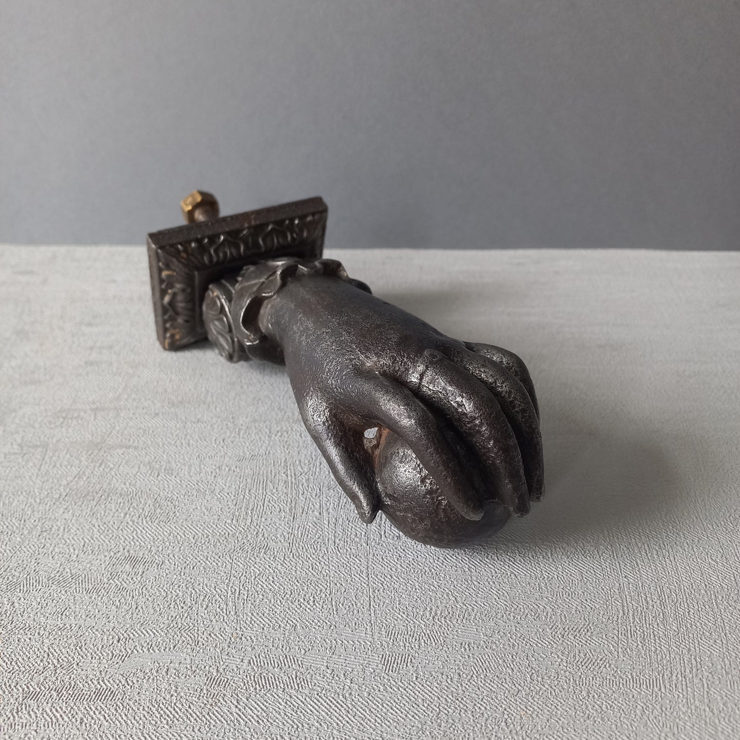 Heurtoir de porte antique français en forme de main de femme en fonte