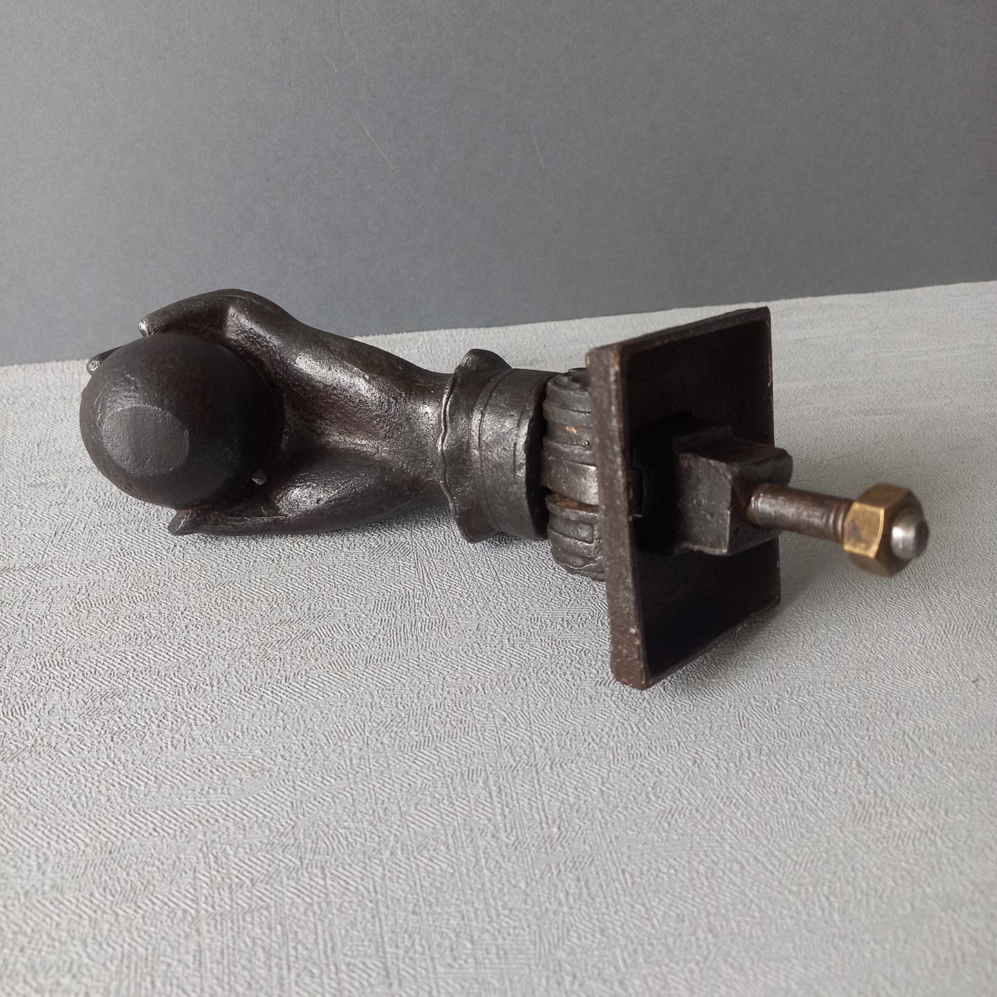 Heurtoir de porte antique français en forme de main de femme en fonte
