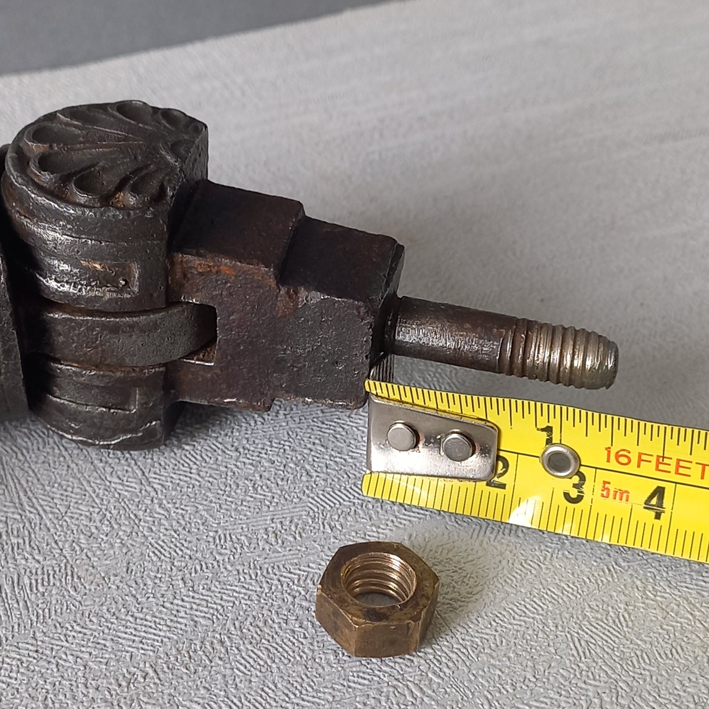 Heurtoir de porte antique français en forme de main de femme en fonte