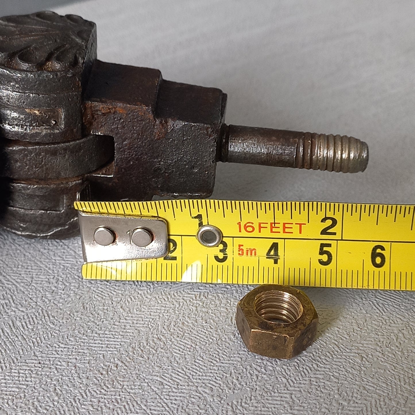 Heurtoir de porte antique français en forme de main de femme en fonte