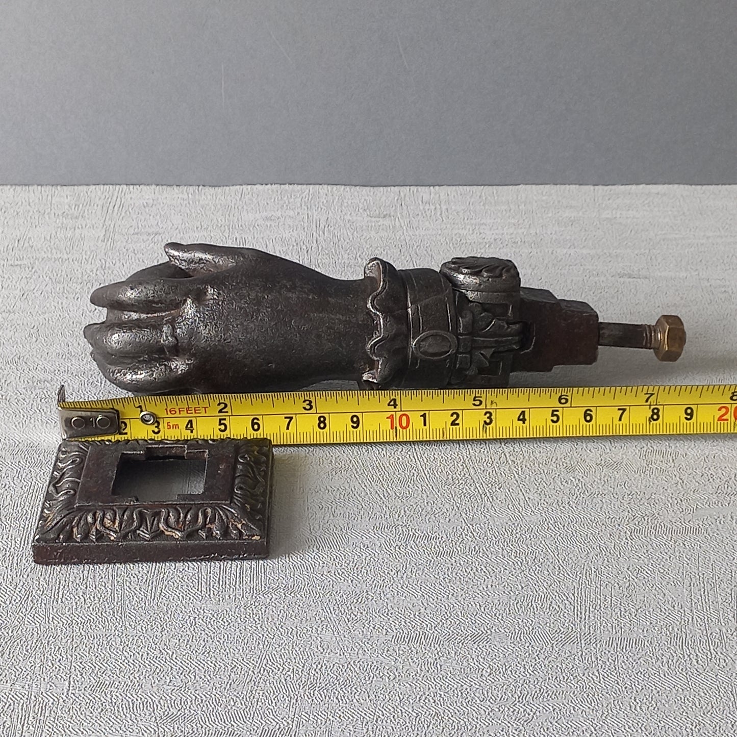 Heurtoir de porte antique français en forme de main de femme en fonte