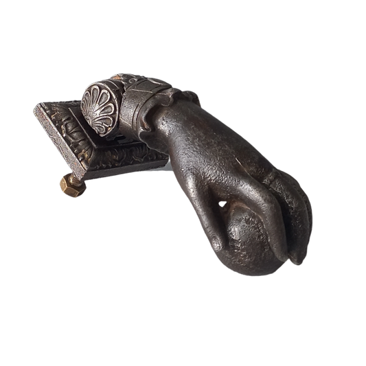 Heurtoir de porte antique français en forme de main de femme en fonte