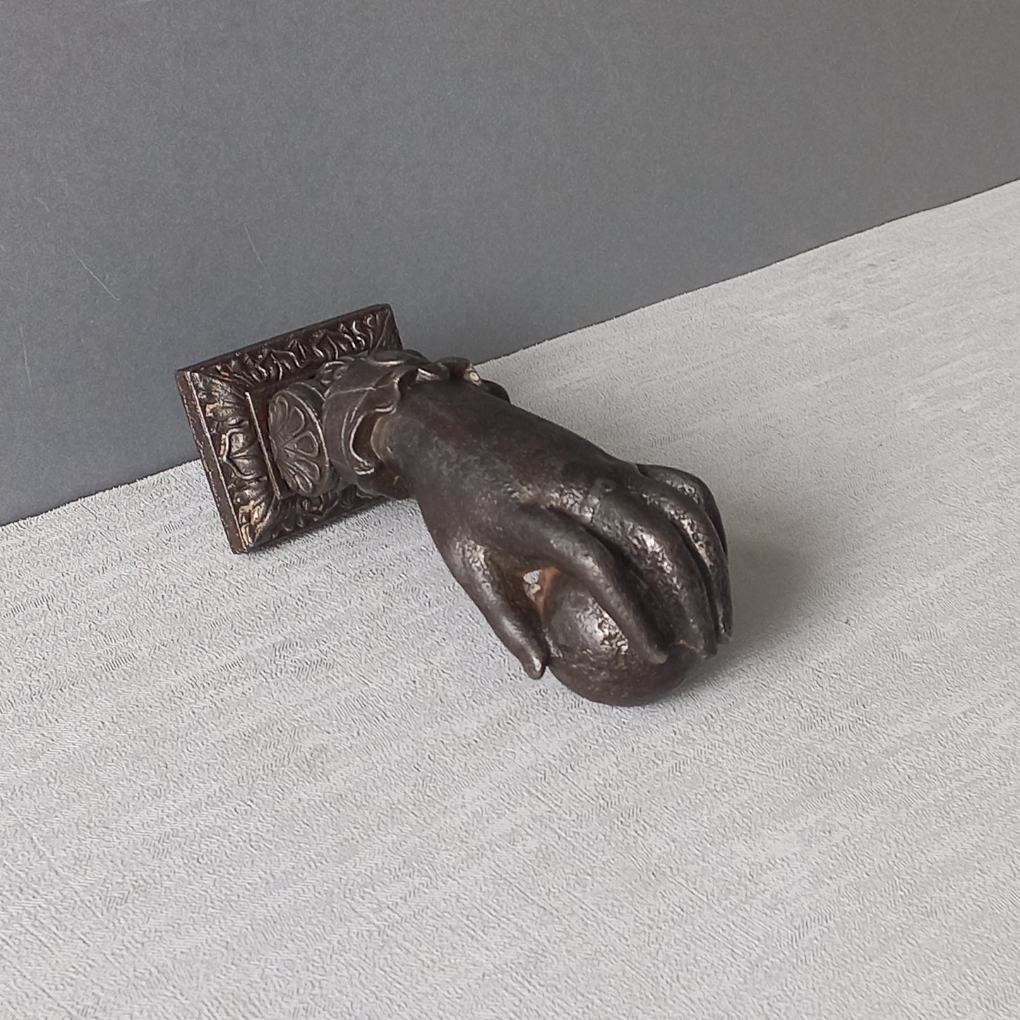 Heurtoir de porte antique français en forme de main de femme en fonte