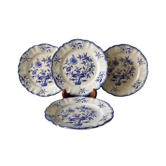 Assiettes anciennes en grès blanc à motifs floraux bleus de France