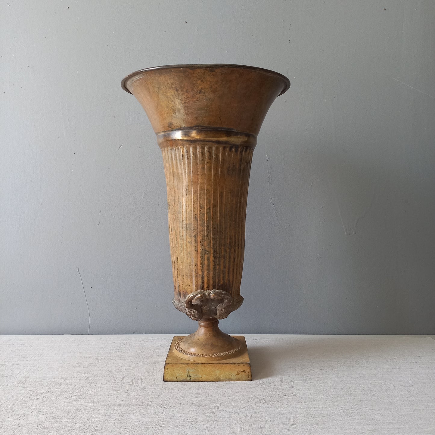 GRAND vase urne en métal art nouveau antique français, porte-parapluie décoratif