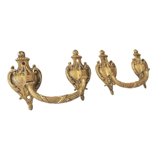 A pair of stunning French antique bronze drawer handles, elegant and decorative pieces to add the finishing touches to your drawers.