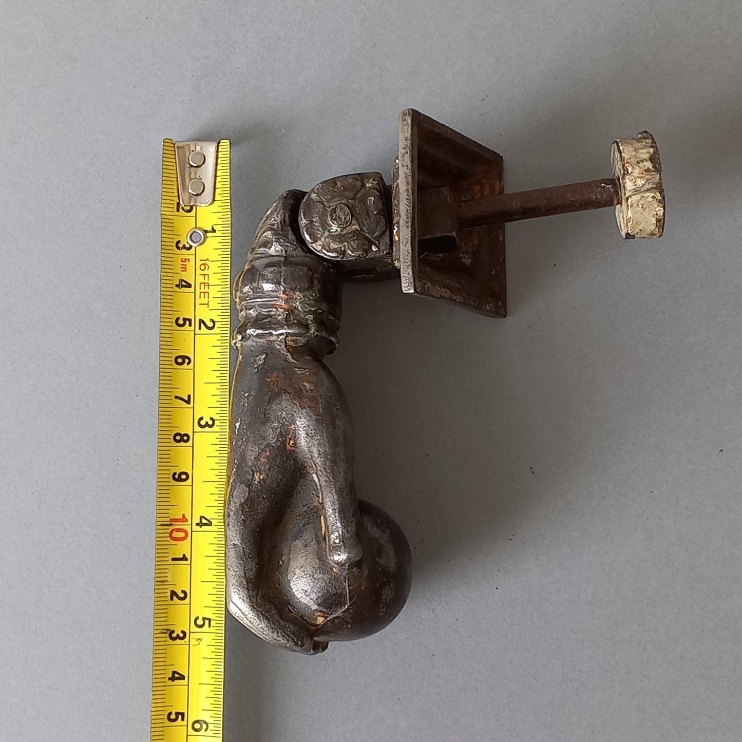 Heurtoir de porte ancien français en fonte, heurtoir de porte en forme de main de femme