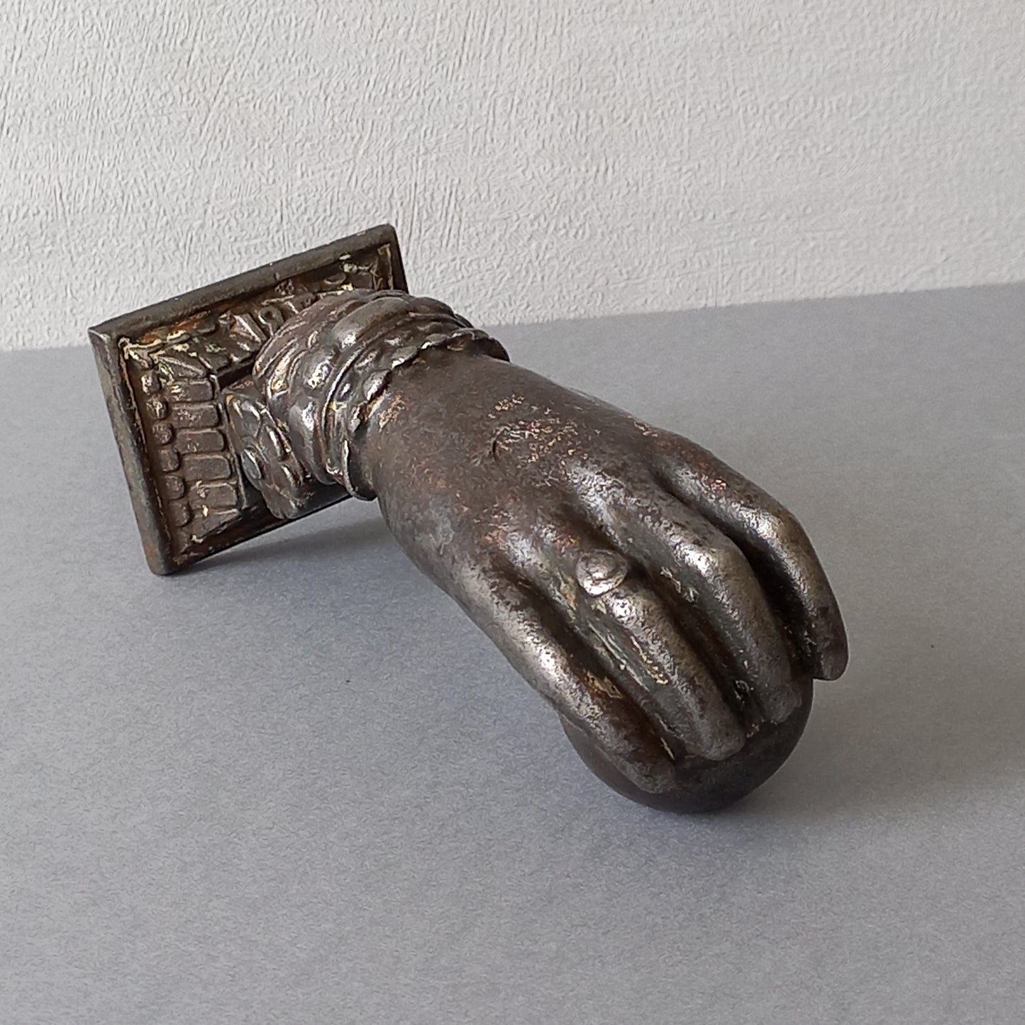 Heurtoir de porte ancien français en fonte, heurtoir de porte en forme de main de femme