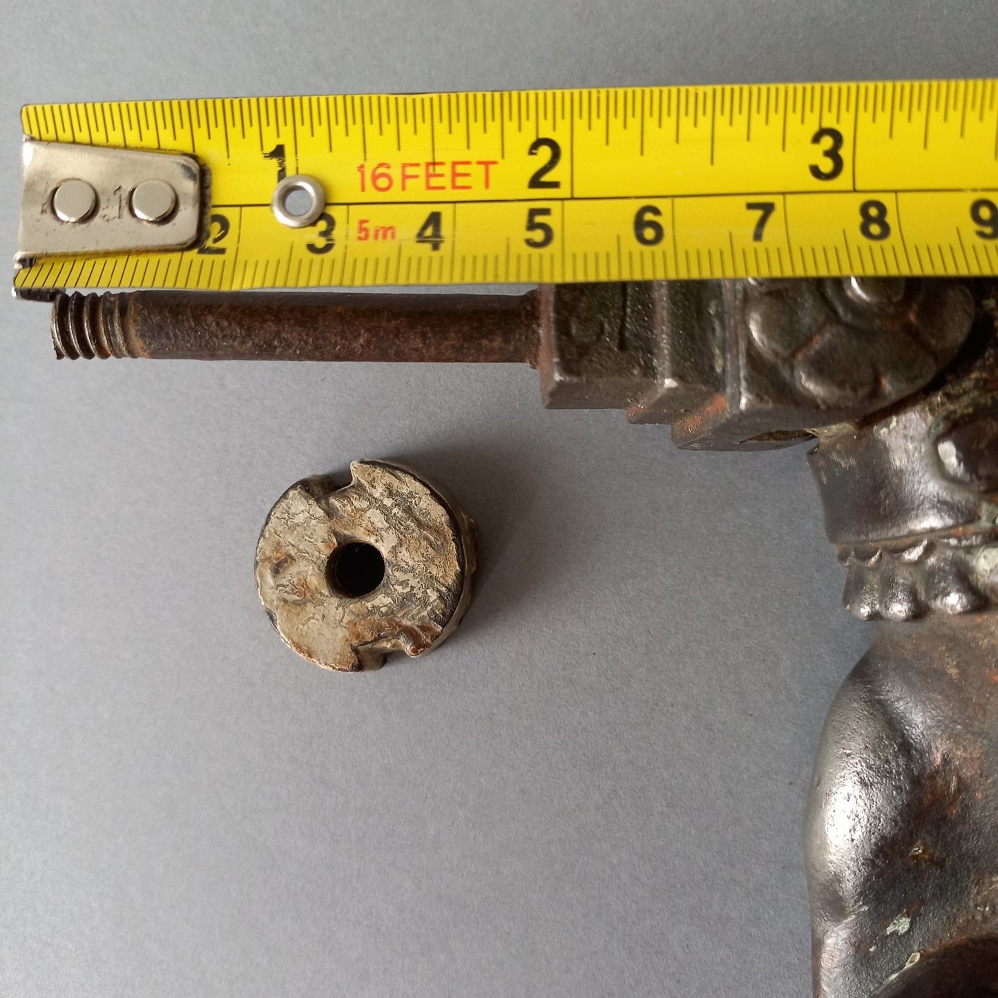 Heurtoir de porte ancien français en fonte, heurtoir de porte en forme de main de femme