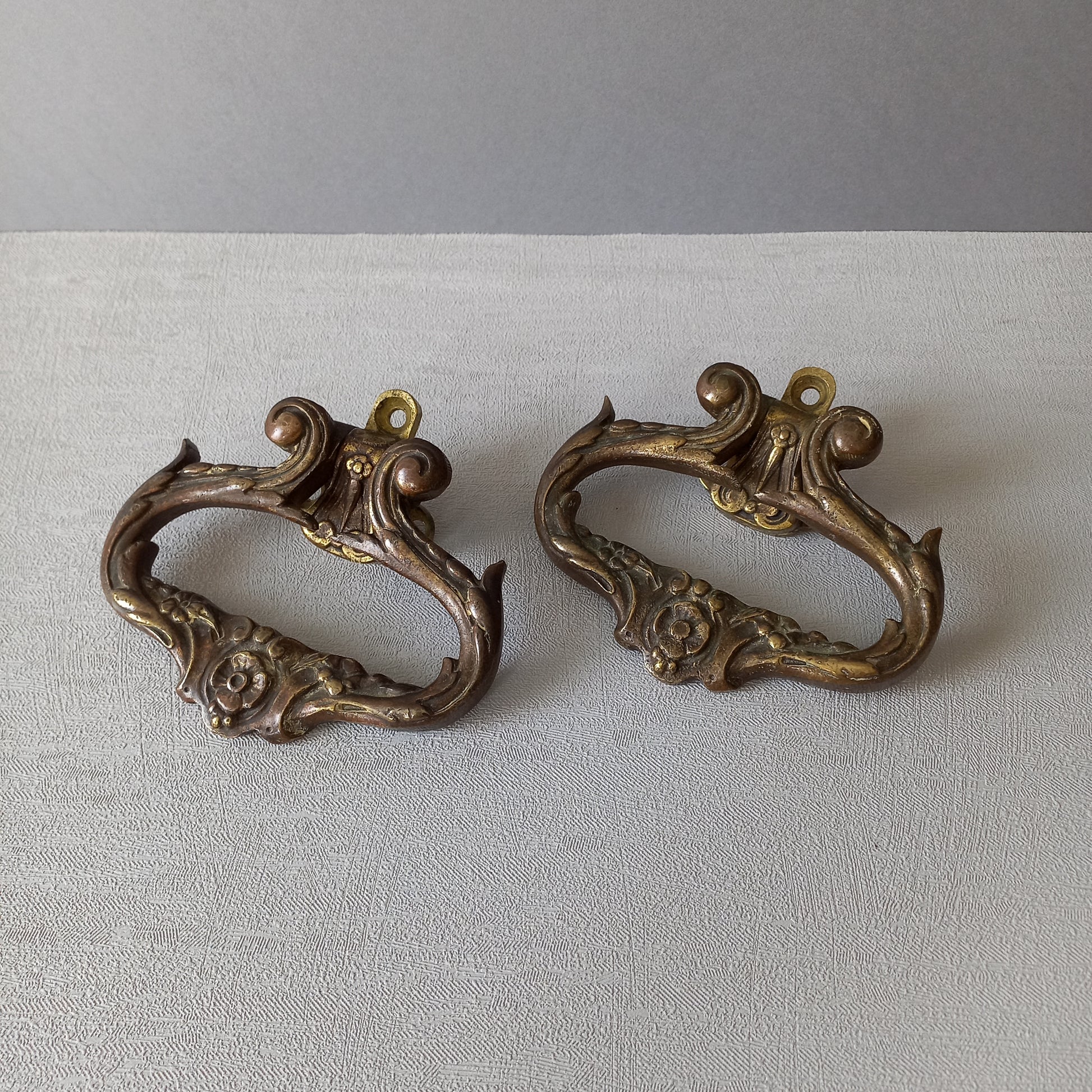 A stunning pair of French antique highly decorative bronze/brass drawer handles that have the maker's numbers to the rear, and are heavy, quality pieces that will be the wonderful finishing touch to a piece of furniture.
