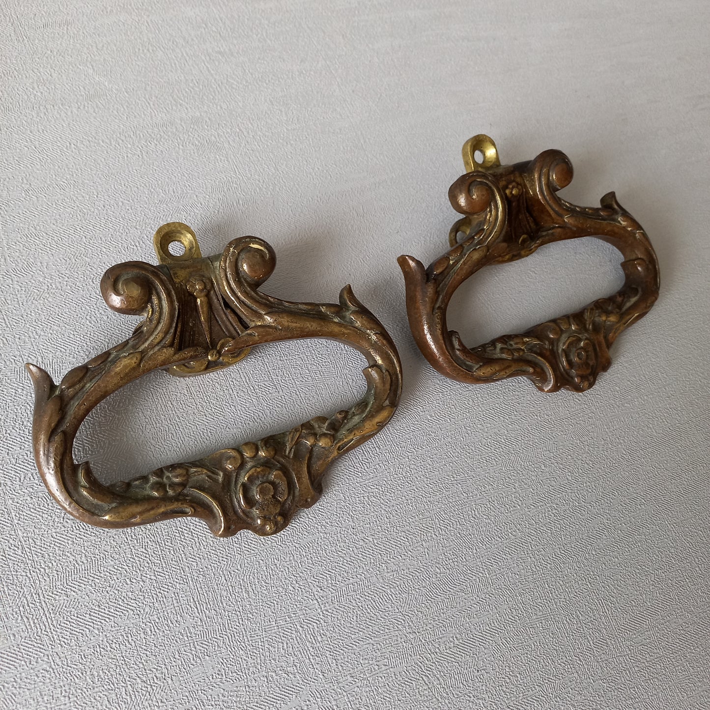 A stunning pair of French antique highly decorative bronze/brass drawer handles that have the maker's numbers to the rear, and are heavy, quality pieces that will be the wonderful finishing touch to a piece of furniture.