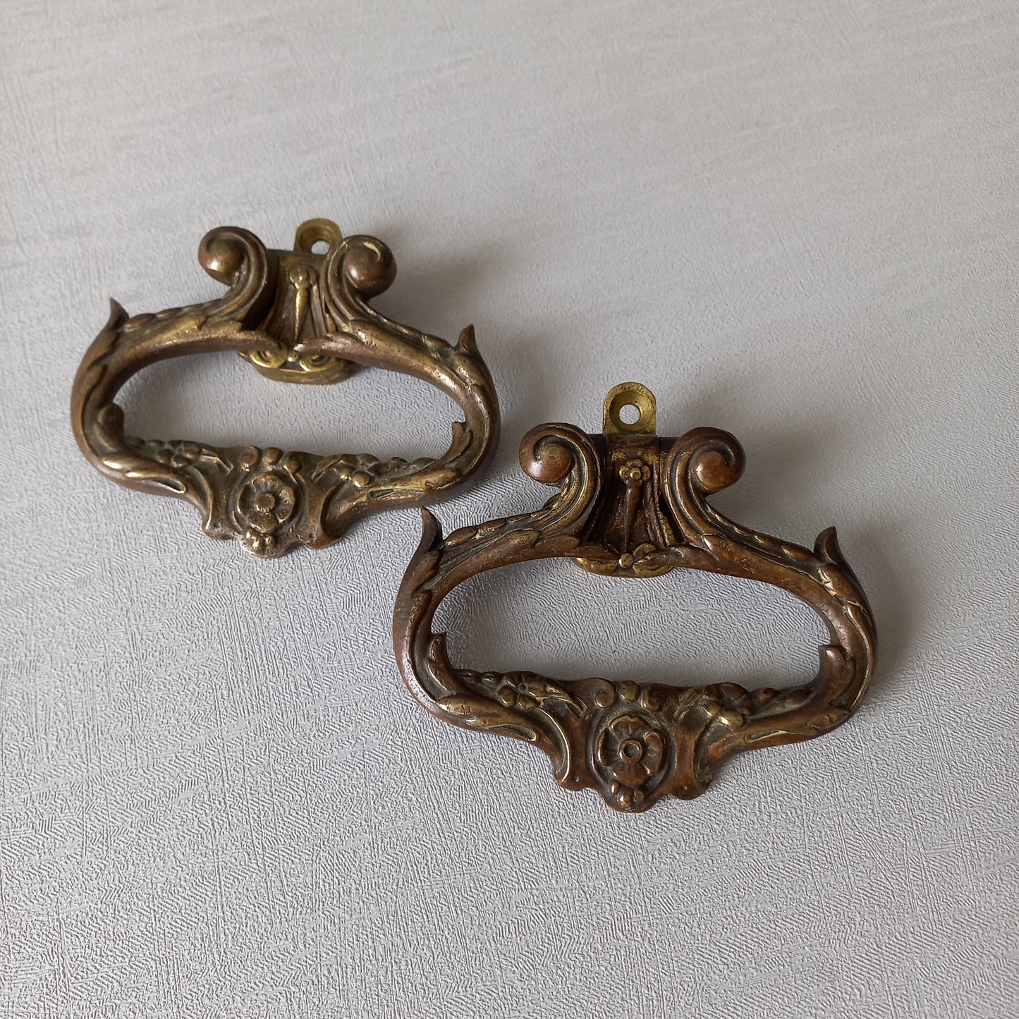 A stunning pair of French antique highly decorative bronze/brass drawer handles that have the maker's numbers to the rear, and are heavy, quality pieces that will be the wonderful finishing touch to a piece of furniture.