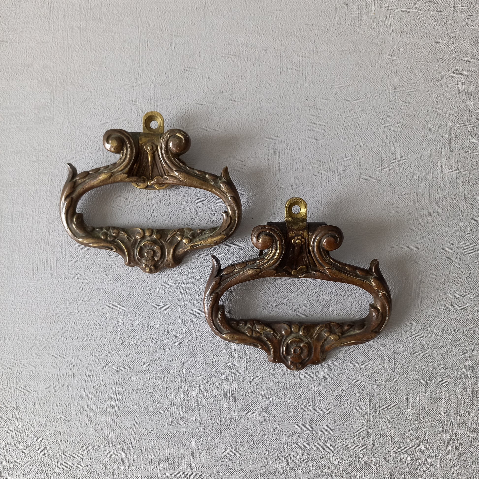 A stunning pair of French antique highly decorative bronze/brass drawer handles that have the maker's numbers to the rear, and are heavy, quality pieces that will be the wonderful finishing touch to a piece of furniture.