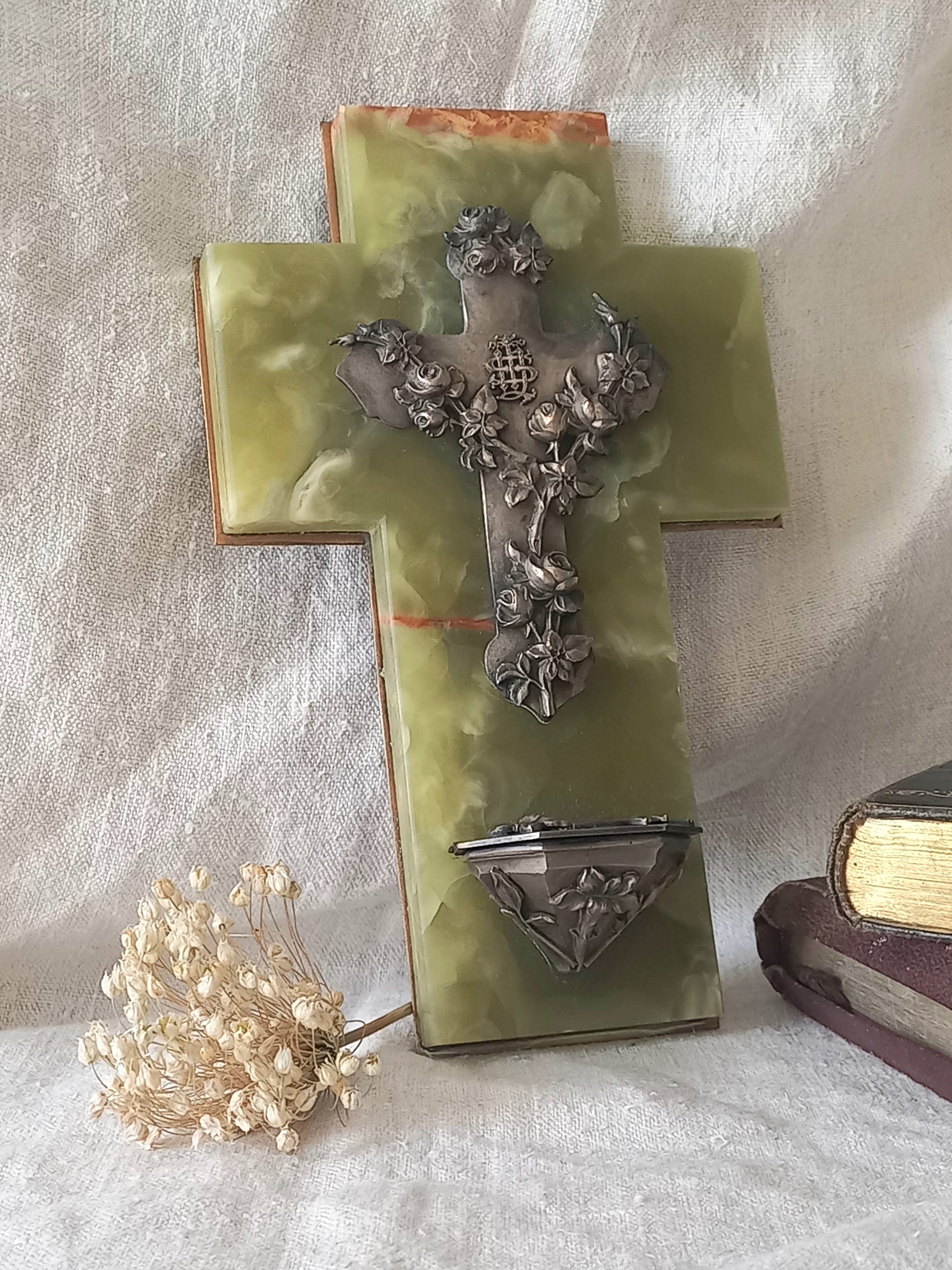 An absolutely beautiful French antique religious Holy water font, a highly decorative piece made from onyx with silver coloured Crucifix and water font with floral design in relief - to the rear is a brass plate with a hanging loop. These are getting much rarer to find these days, especially in this beautiful condition.