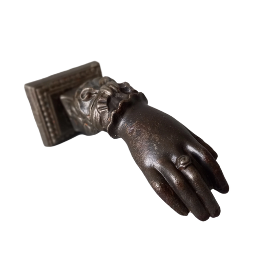 Heurtoir de porte antique français en forme de main de femme en fonte décorative