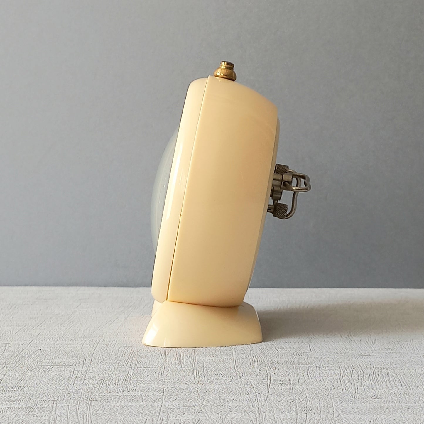 Réveil vintage crème français par SMI, horloge mécanique art déco