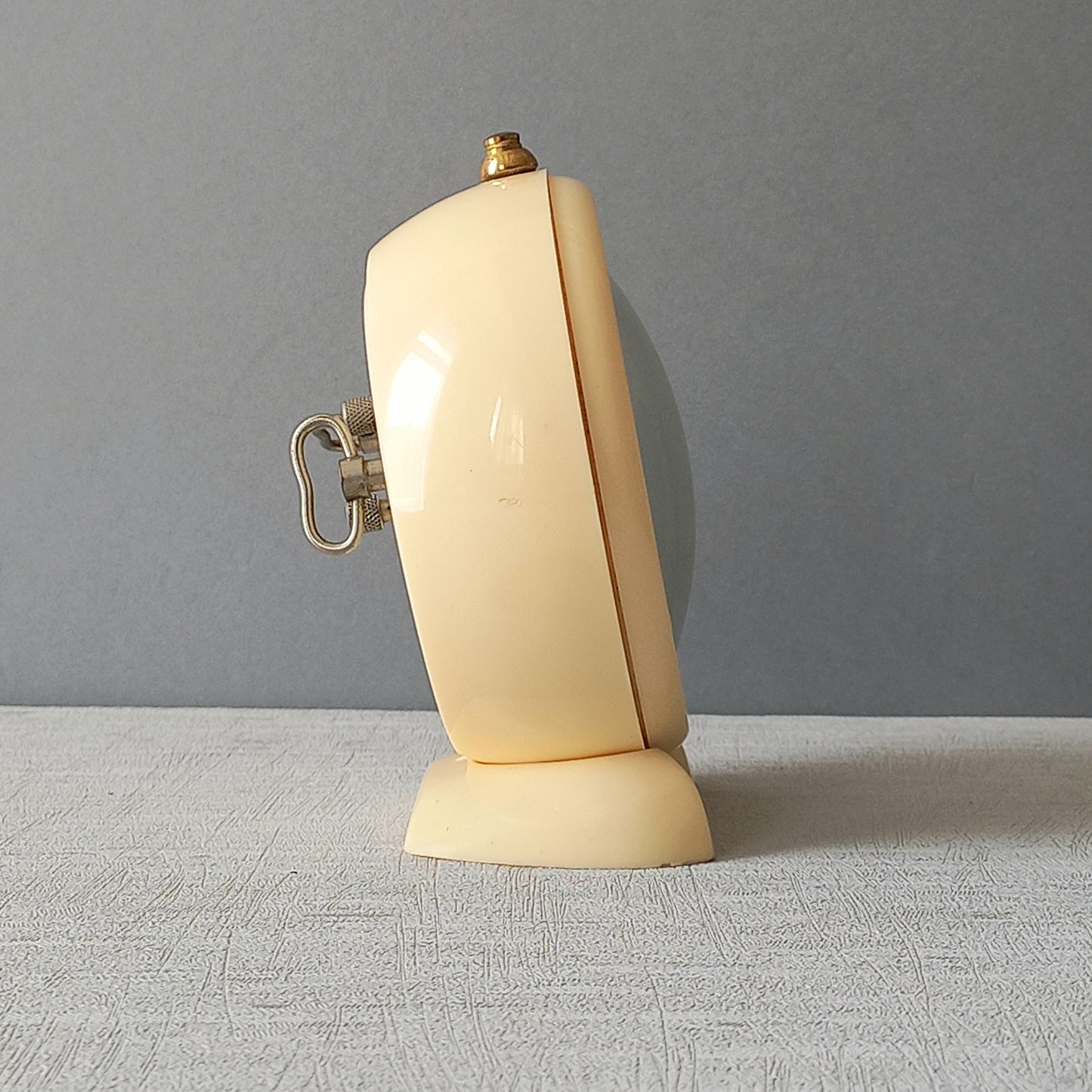 Réveil vintage crème français par SMI, horloge mécanique art déco