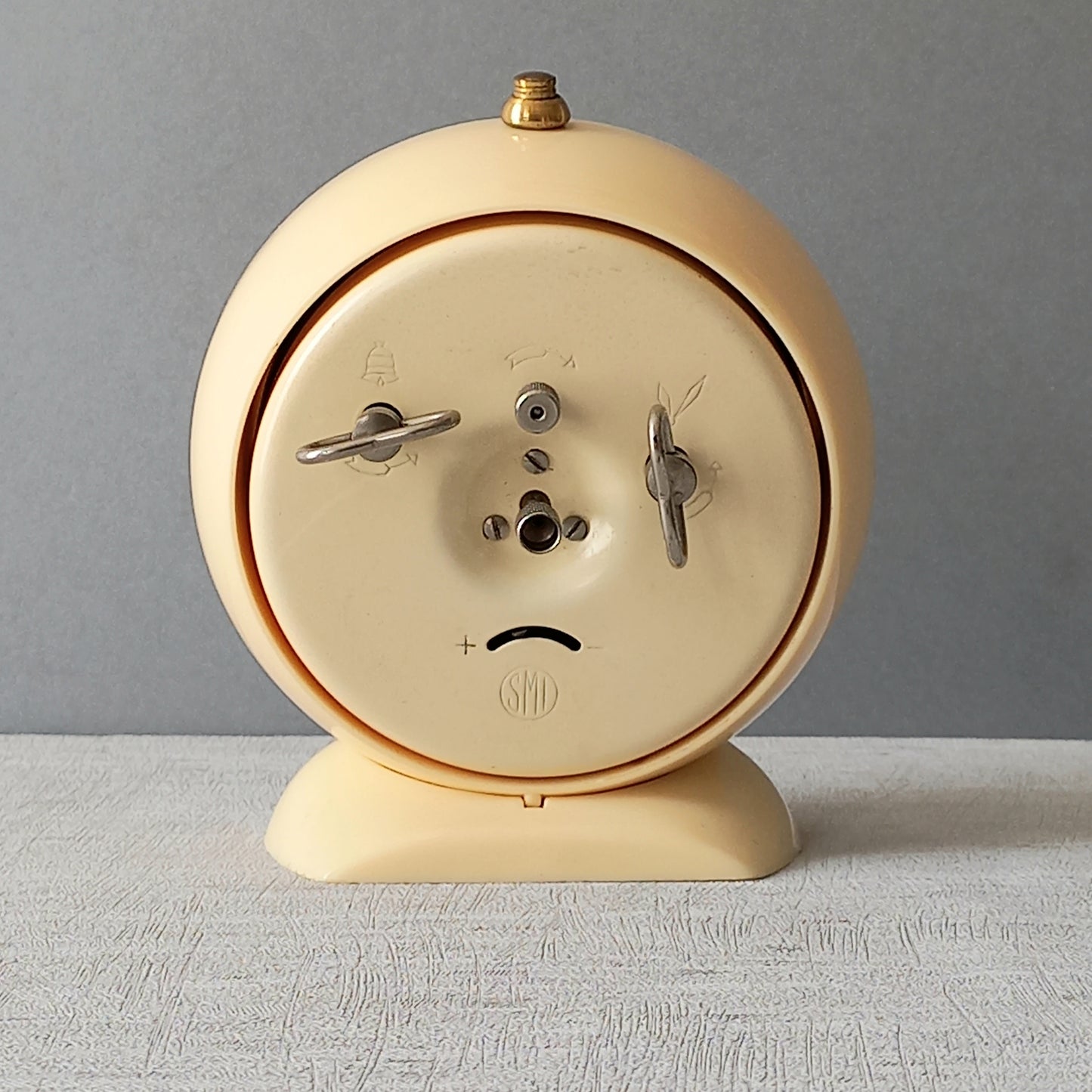 Réveil vintage crème français par SMI, horloge mécanique art déco