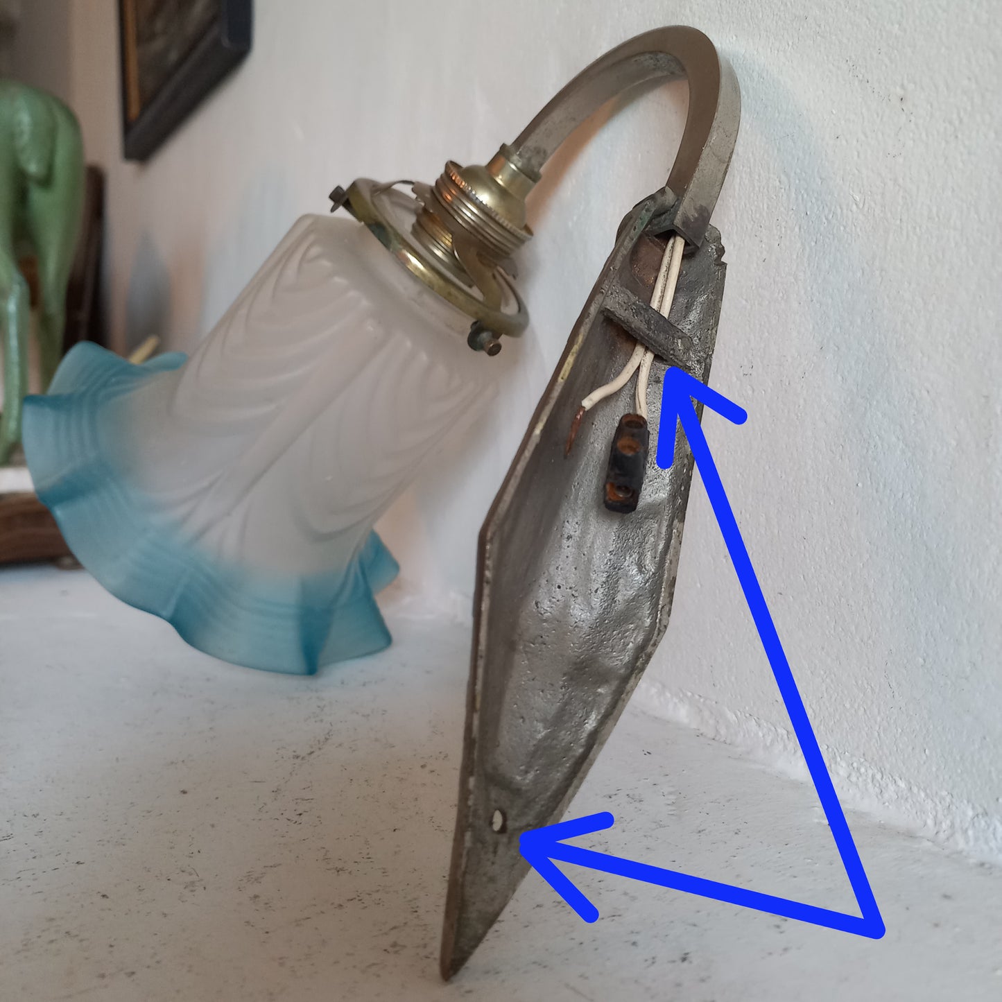 Applique murale ancienne avec abat-jour tulipe en verre dépoli blanc et bleu