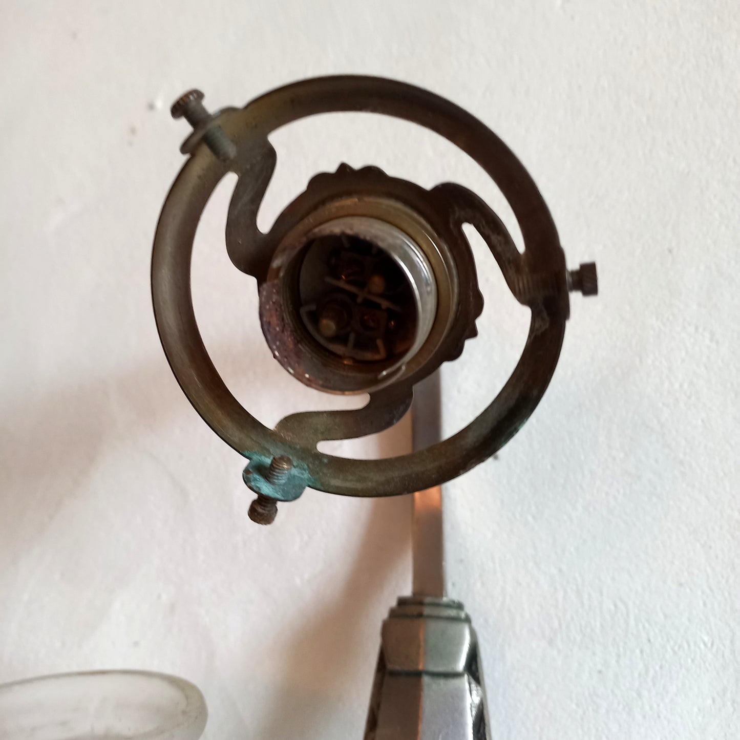 Applique murale ancienne avec abat-jour tulipe en verre dépoli blanc et bleu