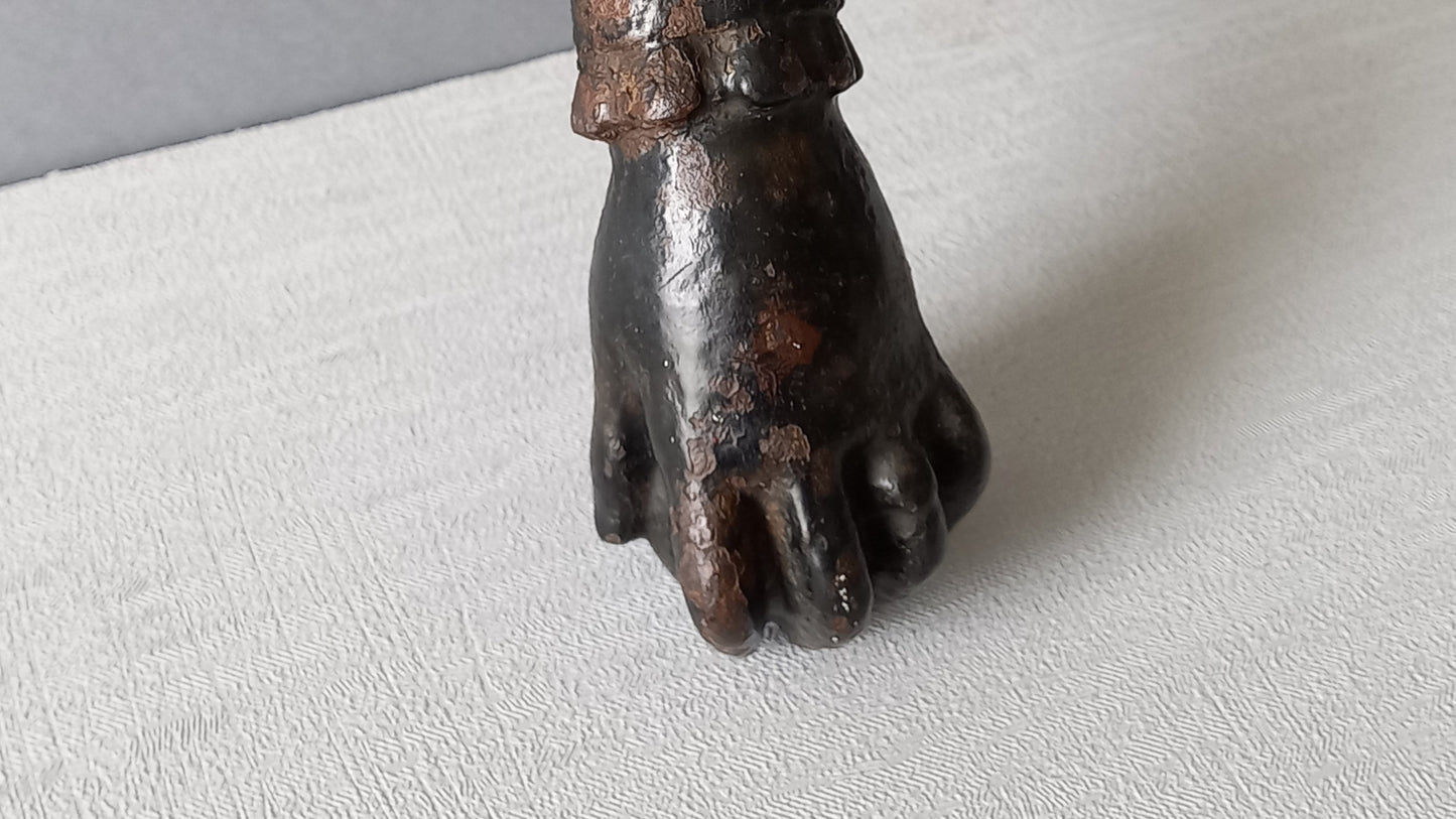 Heurtoir de porte antique français en forme de main de femme en fonte