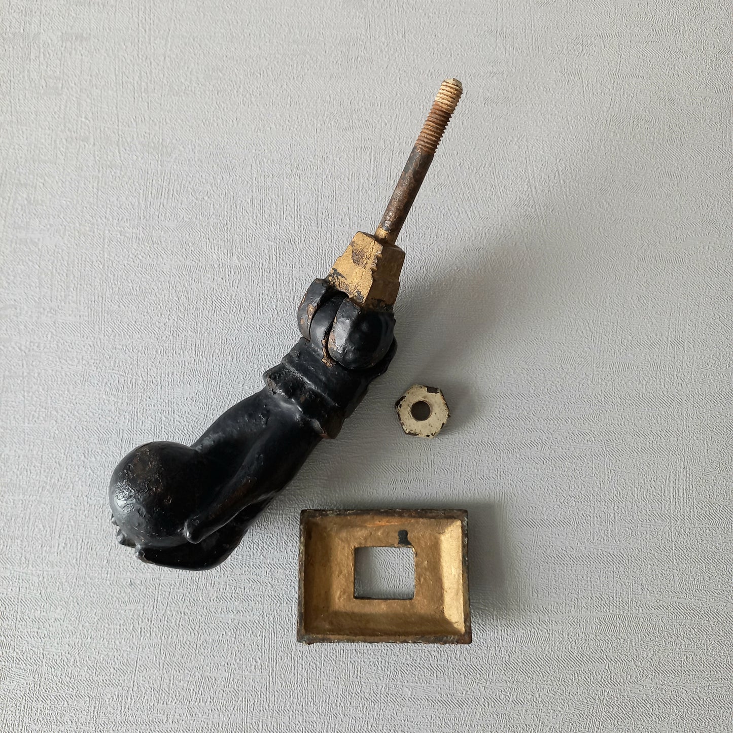 Heurtoir de porte antique français en forme de main de femme en fonte