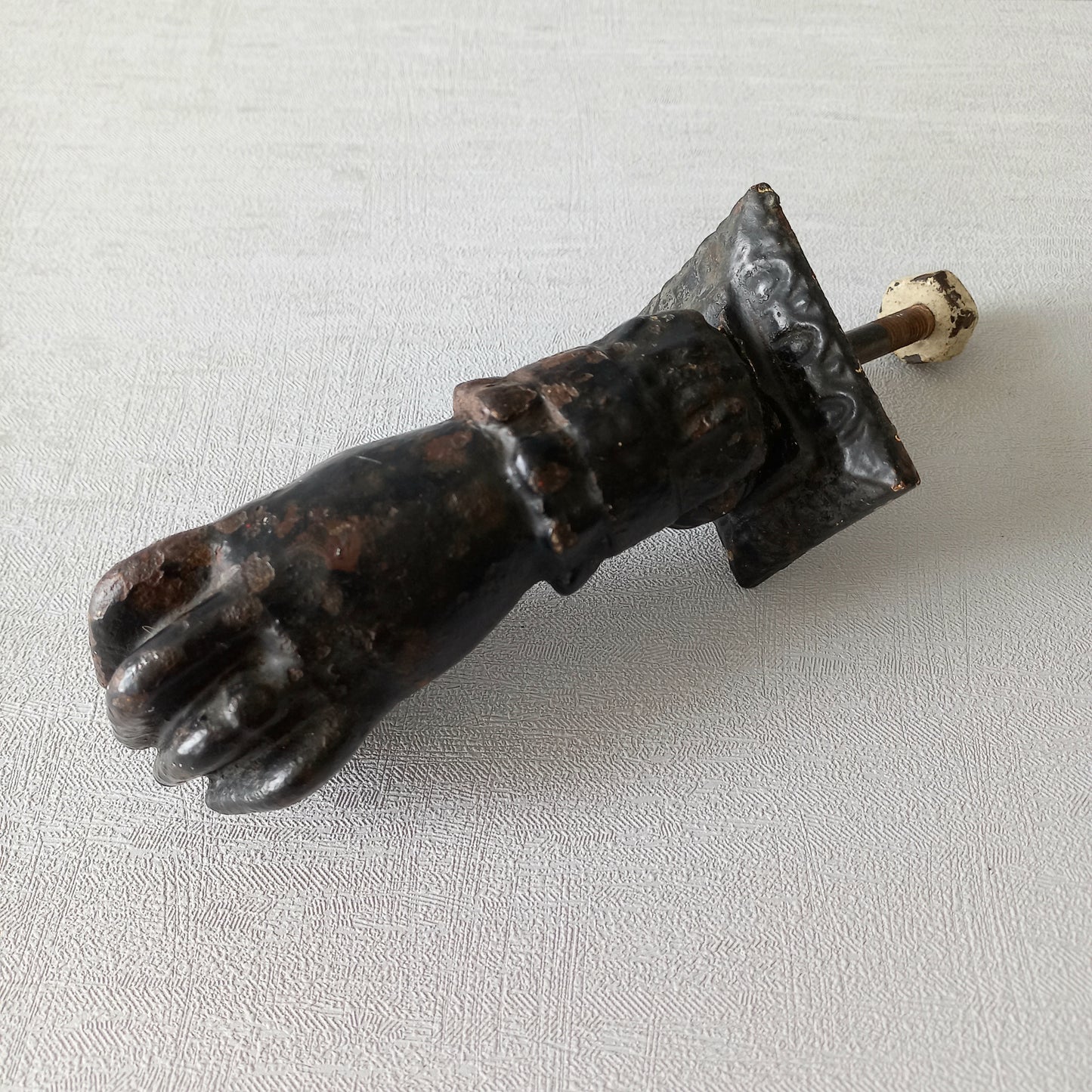 Heurtoir de porte antique français en forme de main de femme en fonte