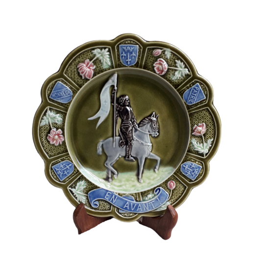 Petite assiette murale ancienne en majolique française Jeanne d'Arc