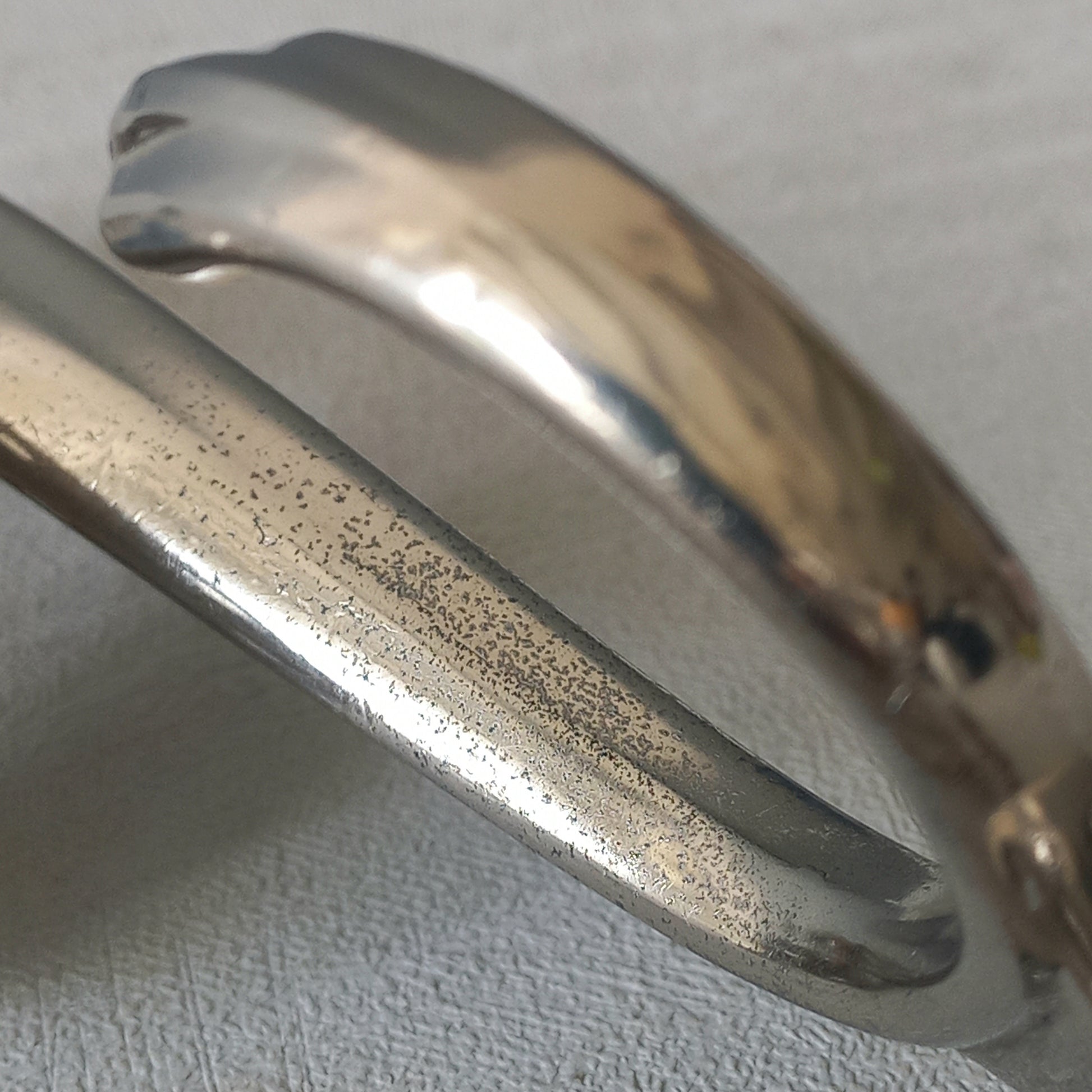 3 x French vintage silver coloured metal coat hooks in used sturdy used condition. Good for coat storage, dog leads, or maybe in the kitchen or bathroom for towels.
Circa. 1930s/1950s.