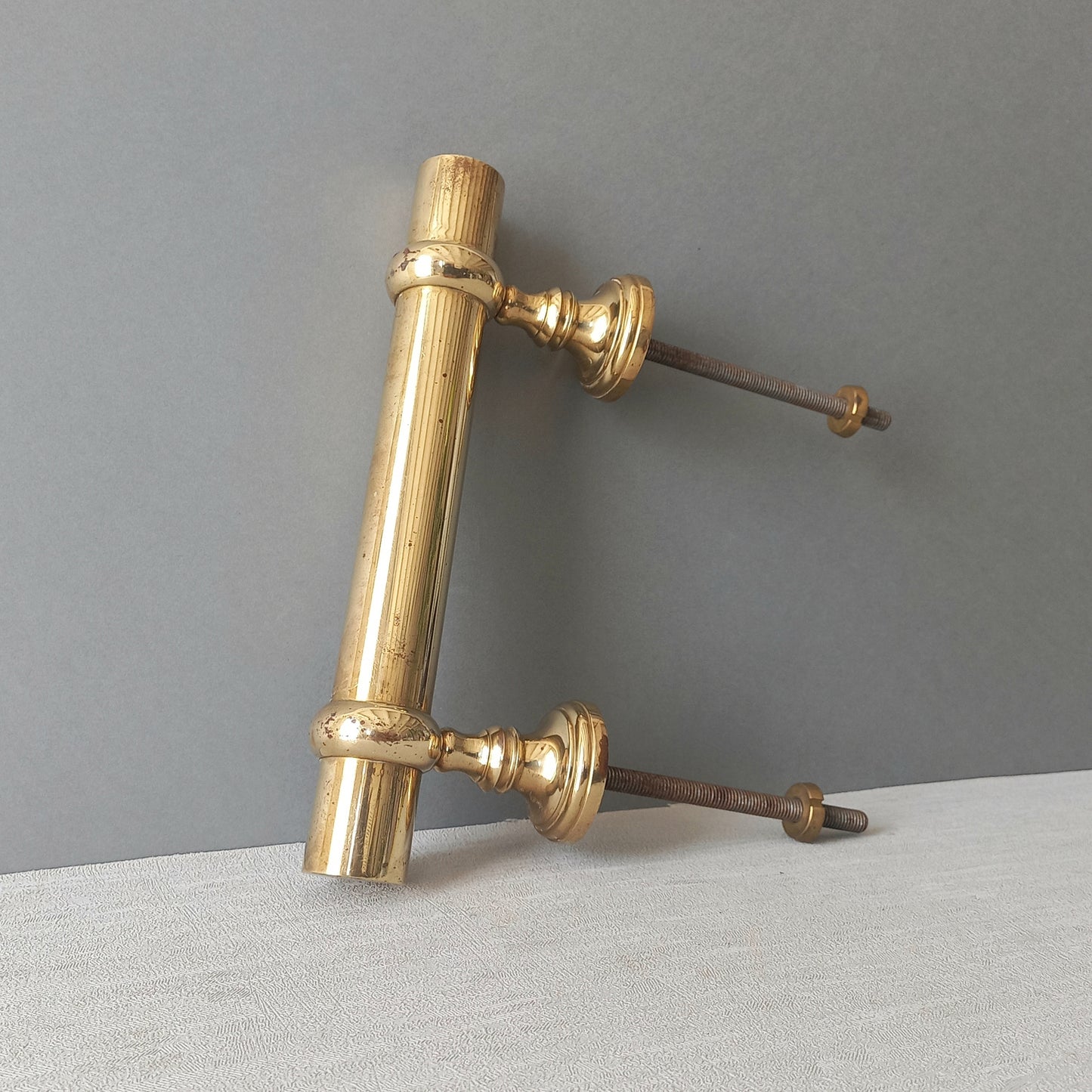 A stylish French vintage Parisian style brass door pull or door handle which will make an excellent finishing touch to any door!