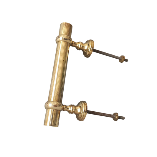 A stylish French vintage Parisian style brass door pull or door handle which will make an excellent finishing touch to any door!