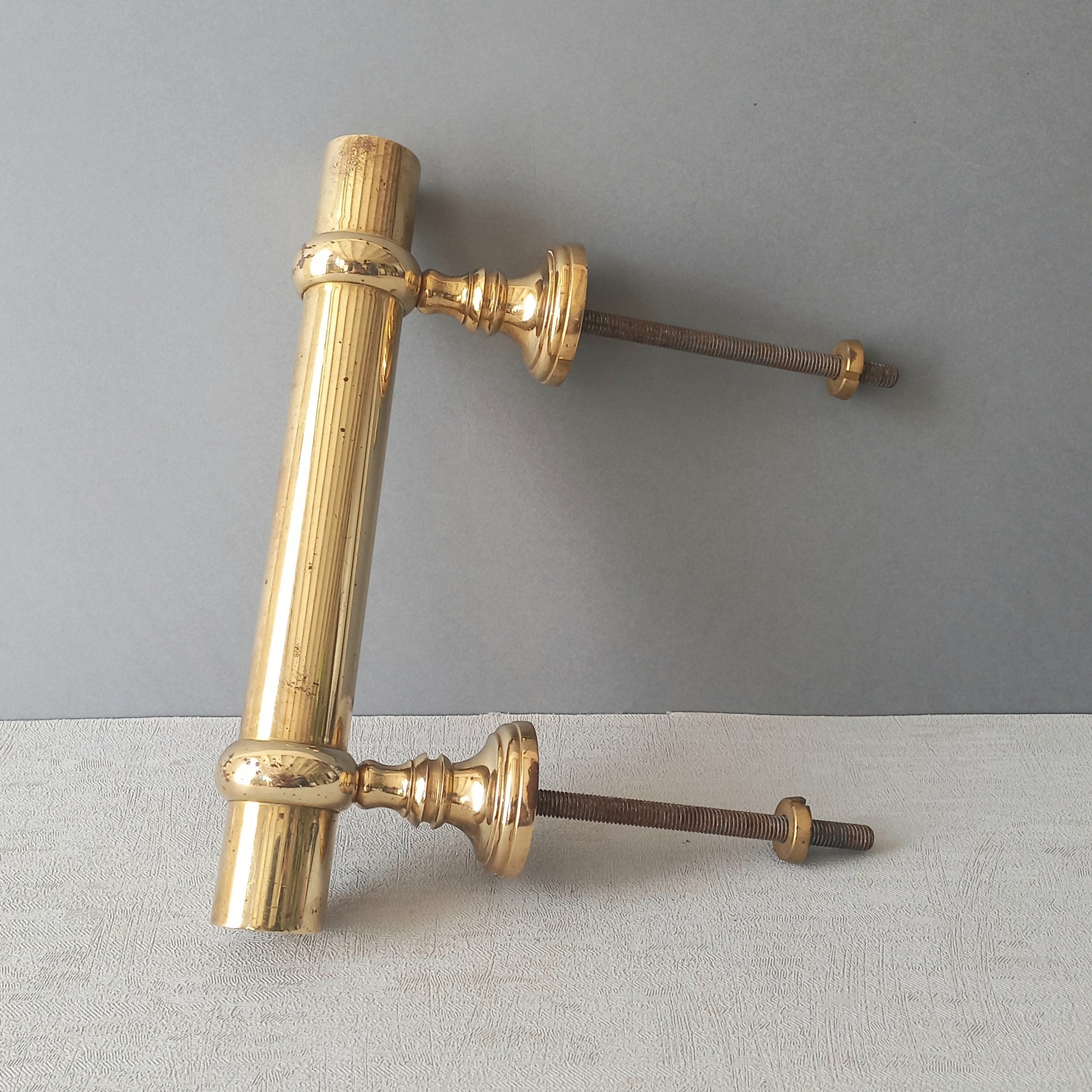 A stylish French vintage Parisian style brass door pull or door handle which will make an excellent finishing touch to any door!