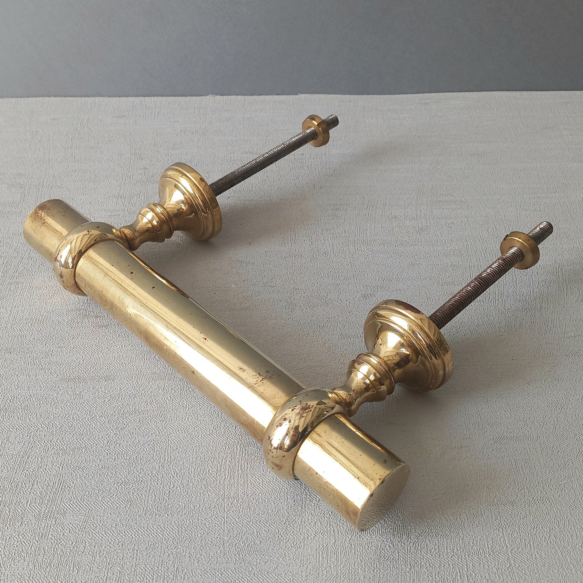 A stylish French vintage Parisian style brass door pull or door handle which will make an excellent finishing touch to any door!