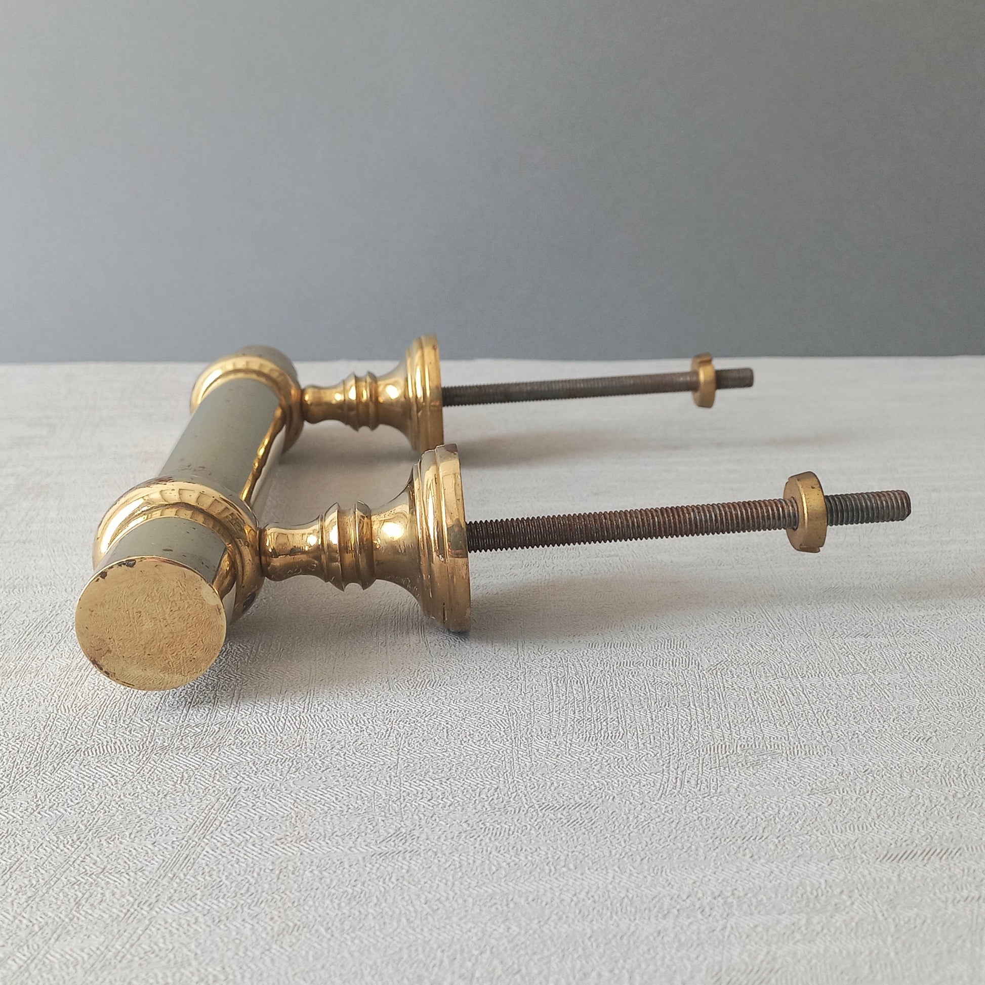 A stylish French vintage Parisian style brass door pull or door handle which will make an excellent finishing touch to any door!