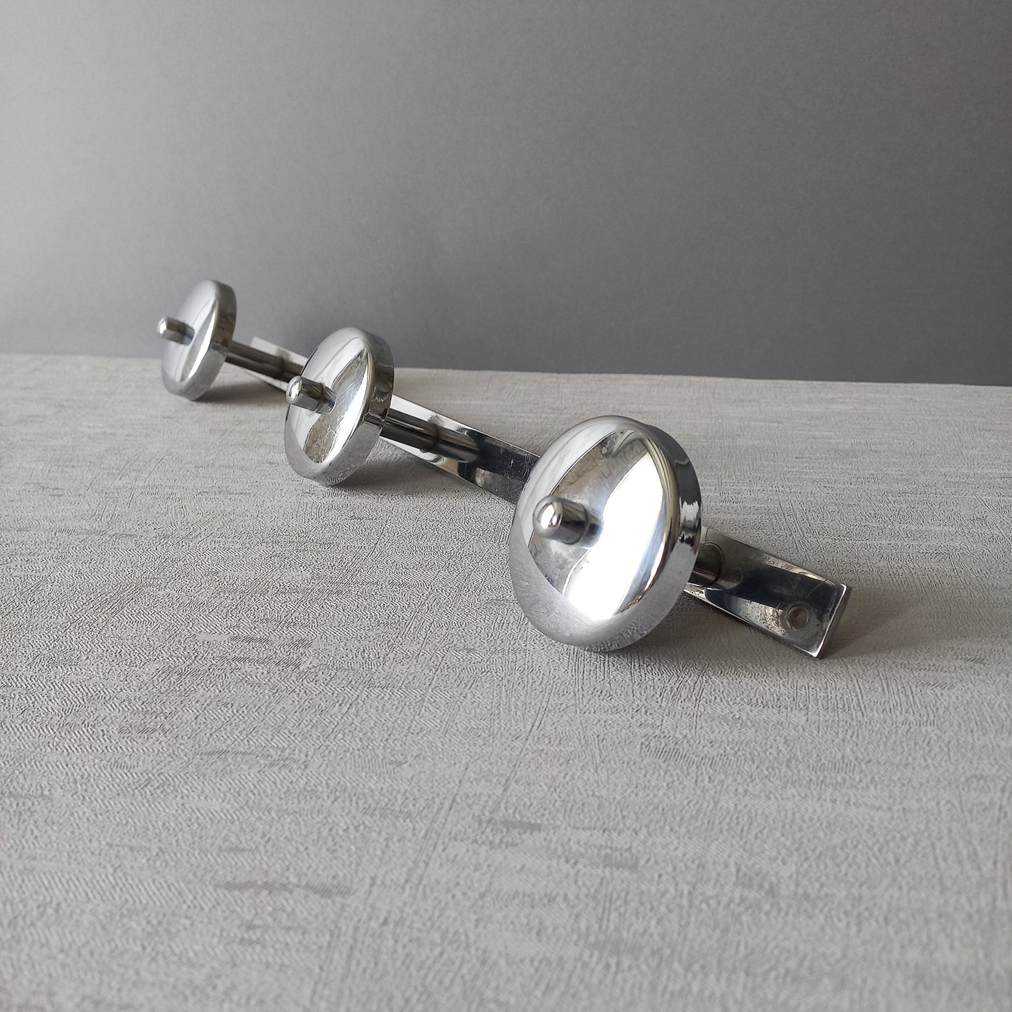 Porte-manteau vintage en métal à 3 crochets avec finition chromée, porte-chapeaux moderniste