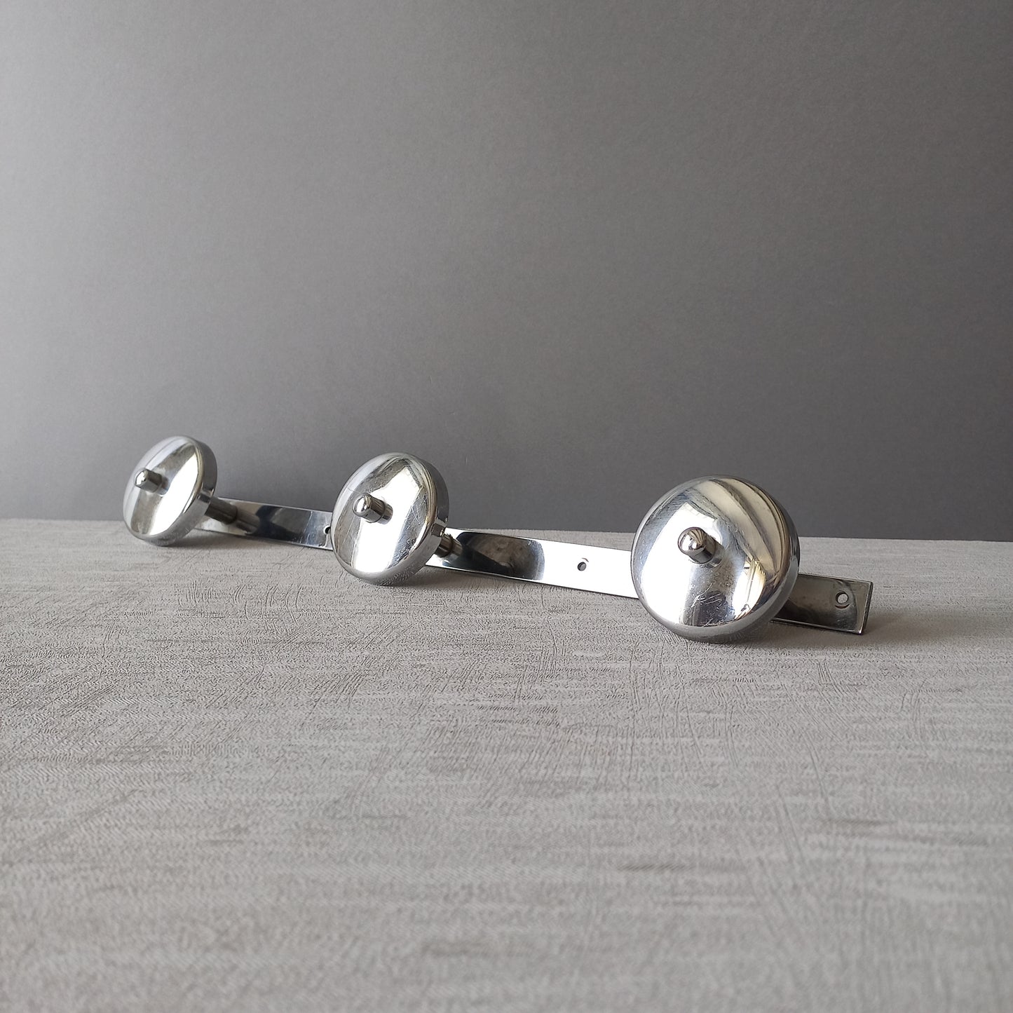 Porte-manteau vintage en métal à 3 crochets avec finition chromée, porte-chapeaux moderniste