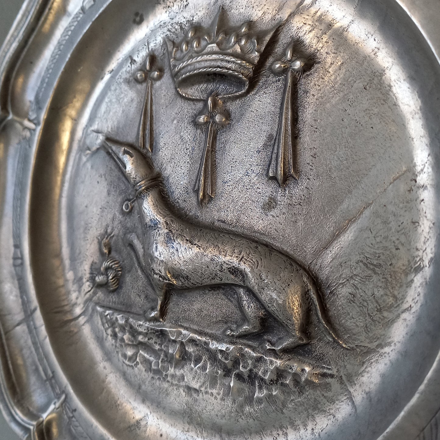 A splendid little French vintage pewter plate depicting an embossed salamander and French coat of arms for King Francois 1st, a very detailed and decorative piece. There is a hanging hook to the rear and also a maker's mark