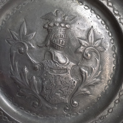 Assiette décorative en étain avec armoiries en relief de France