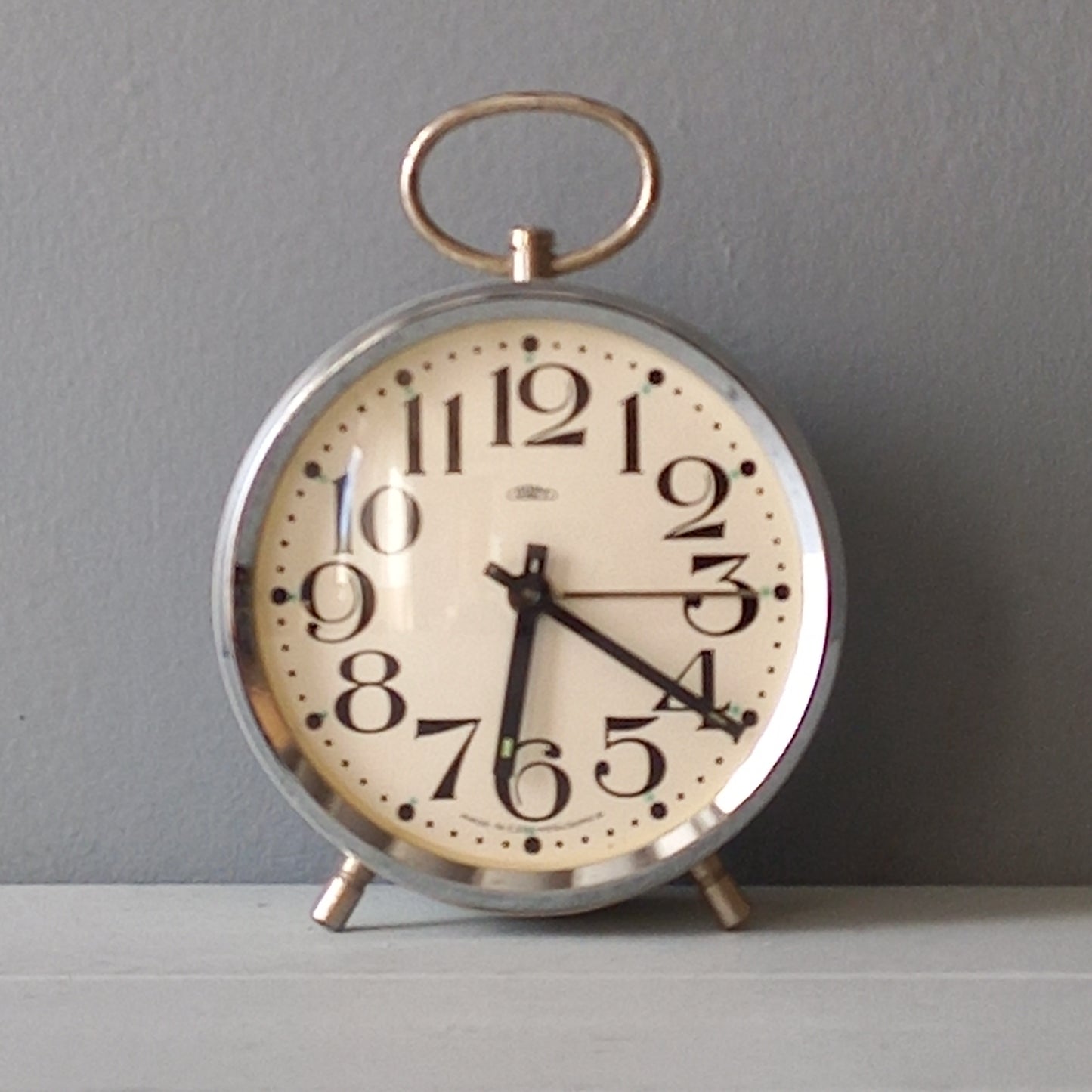 réveil vintage blanc, horloge mécanique rétro, horloge de chevet ou de table de nuit